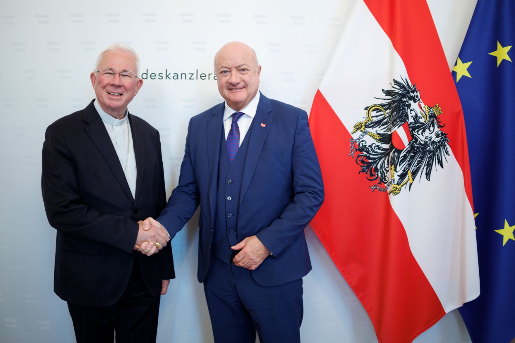 Am 10. April 2025 empfing Bundeskanzler Christian Stocker (r.) den Erzbischof von Salzburg Franz Lackner (l.) zu einem Arbeitsgespr&auml;ch.