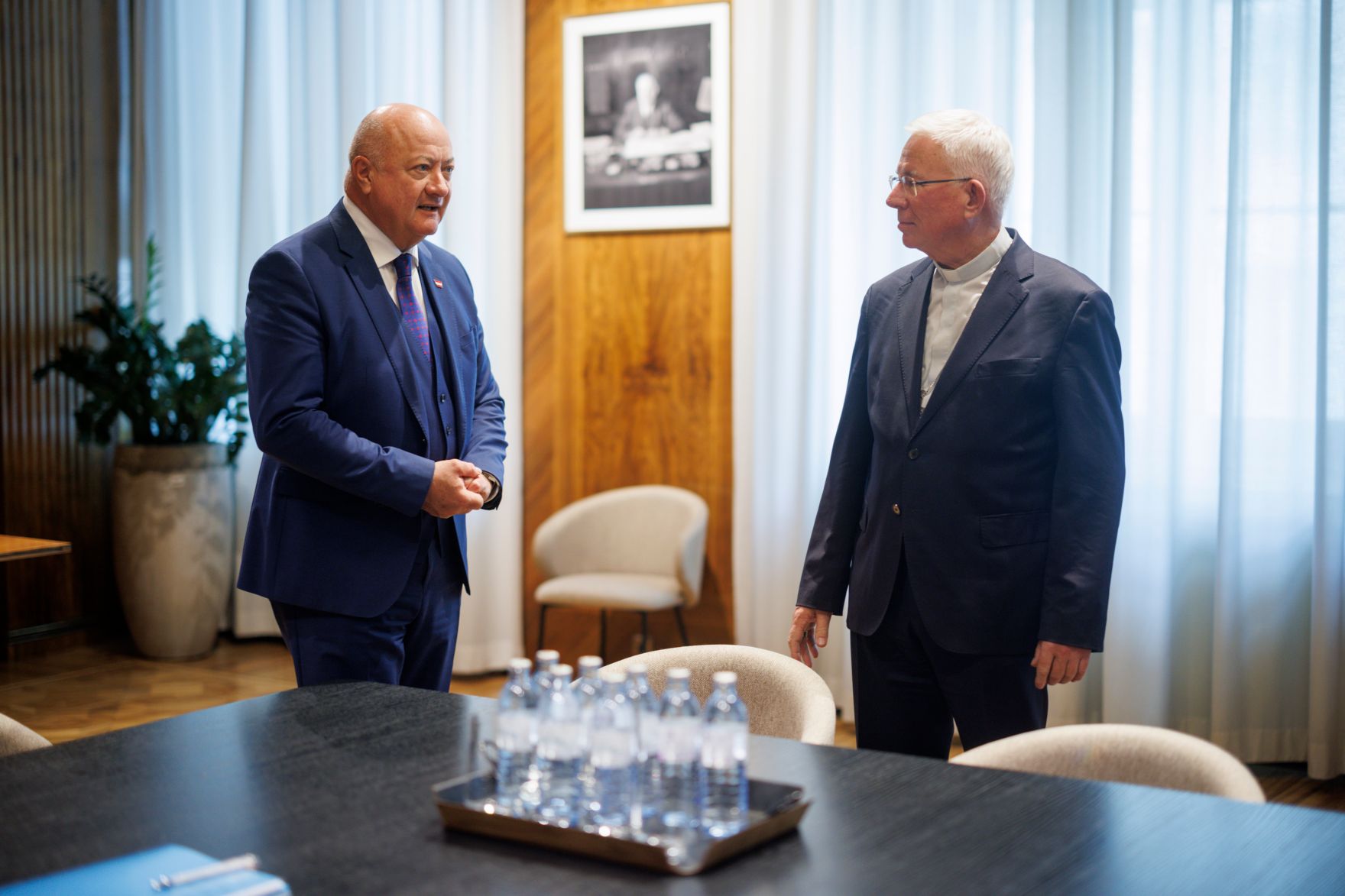 Am 10. April 2025 empfing Bundeskanzler Christian Stocker (l.) den Erzbischof von Salzburg Franz Lackner (r.) zu einem Arbeitsgespr&auml;ch.
