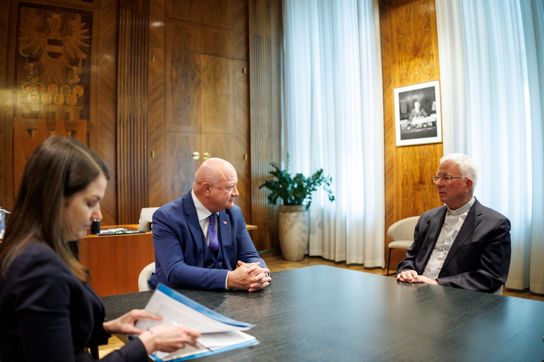 Am 10. April 2025 empfing Bundeskanzler Christian Stocker (m.) den Erzbischof von Salzburg Franz Lackner (r.) zu einem Arbeitsgespr&auml;ch.