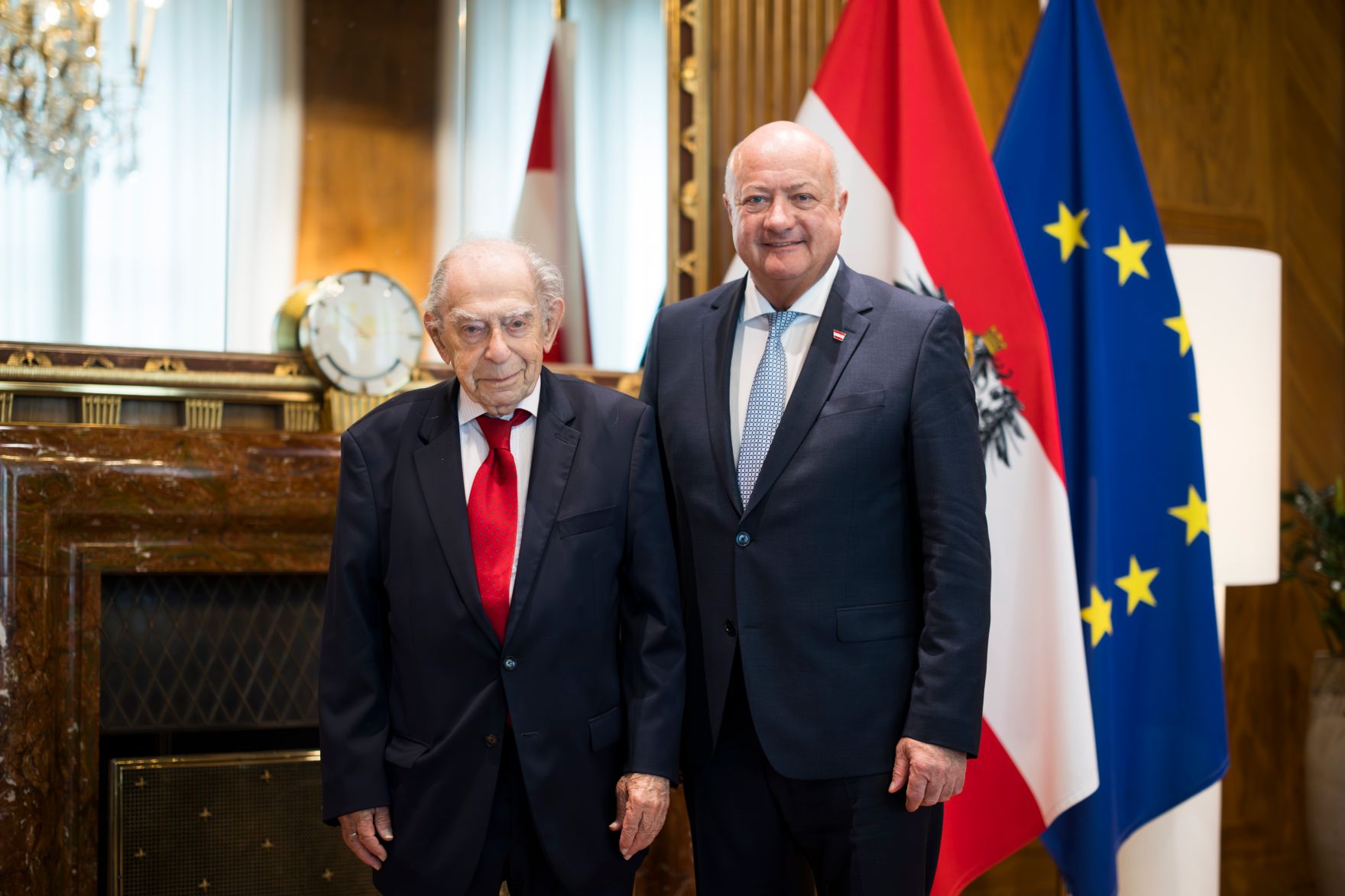 Am 24. April 2025 empfing Bundeskanzler Christian Stocker (r.) den Publizisten Paul Lendvai (l.) zu einem Arbeitsgespr&auml;ch.