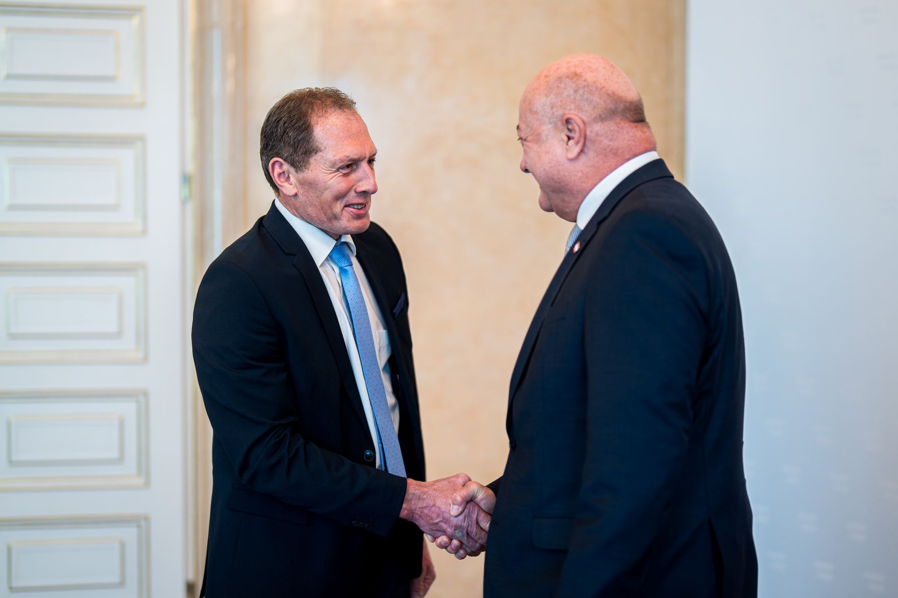 Am 6. Mai 2025 empfing Bundeskanzler Christian Stocker (r.) Josef Moosbrugger (l.) den Pr&auml;sidenten der Landwirtschaftskammer &Ouml;sterreich und Ferdinand Lembacher Generalsekret&auml;r der Landwirtschaftskammer &Ouml;sterreich, zu einem Arbeitsgespr&auml;ch.