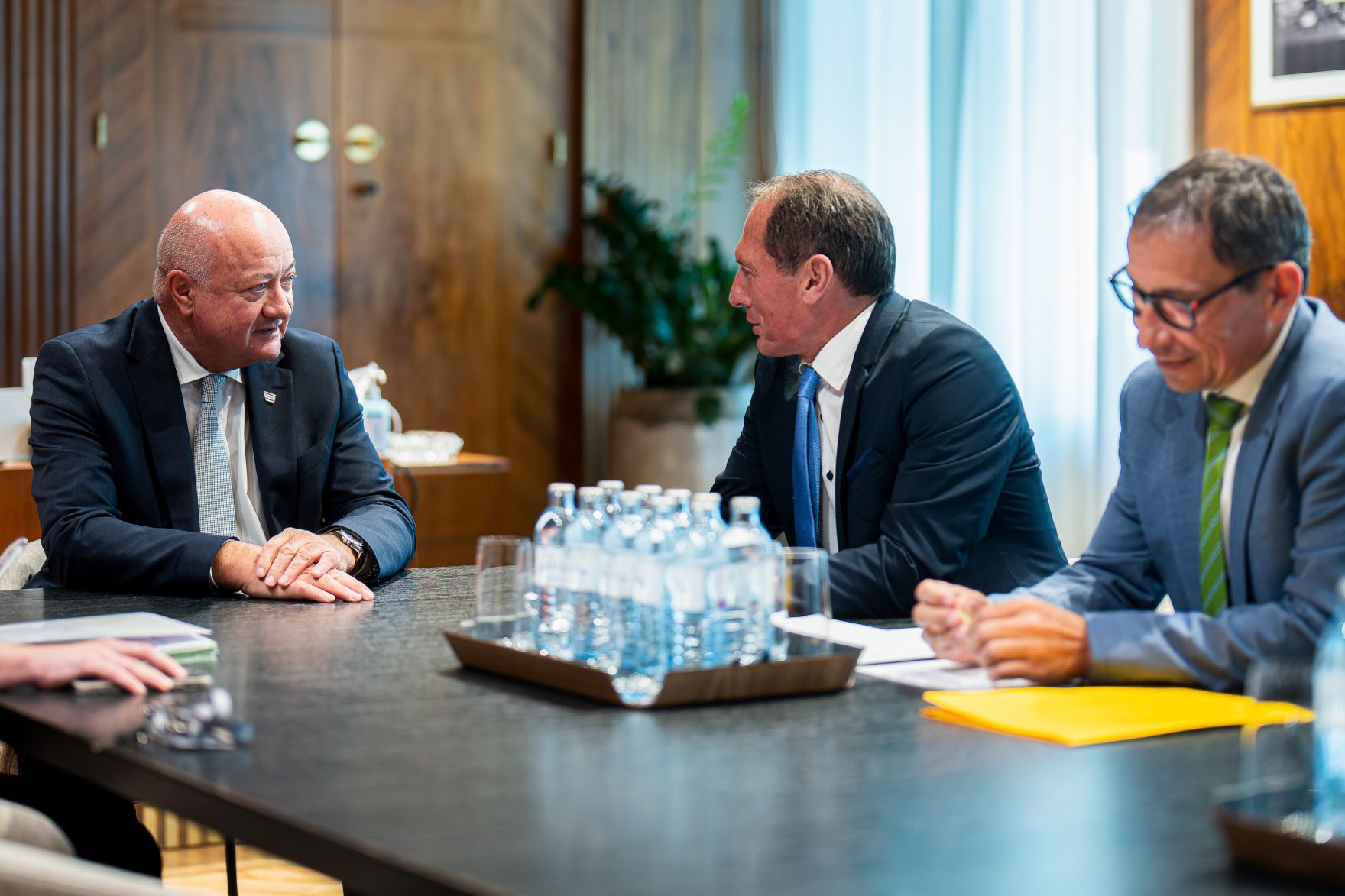 Am 6. Mai 2025 empfing Bundeskanzler Christian Stocker (l.) Josef Moosbrugger (m.) den Pr&auml;sidenten der Landwirtschaftskammer &Ouml;sterreich und Ferdinand Lembacher (r.) Generalsekret&auml;r der Landwirtschaftskammer &Ouml;sterreich, zu einem Arbeitsgespr&auml;ch.