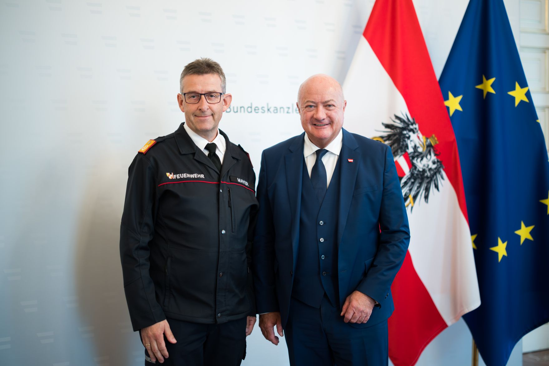Am 7. Mai 2025 empfing Bundeskanzler Christian Stocker (r.) den Feuerwehrpr&auml;sidenten Robert Mayer (l.).