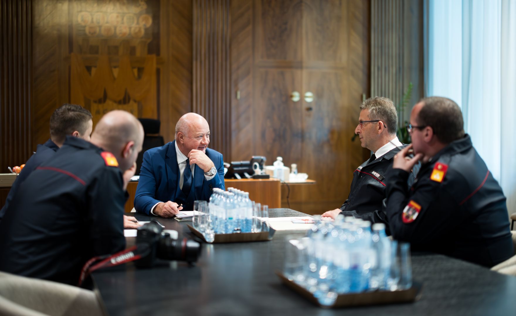 Am 7. Mai 2025 empfing Bundeskanzler Christian Stocker (m.l.) den Feuerwehrpr&auml;sidenten Robert Mayer (m.r.).