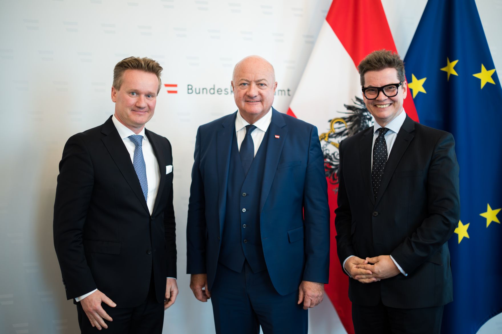 Am 7. Mai 2025 empfing Bundeskanzler Christian Stocker (m.) den Pr&auml;sidenten der Industriellenvereinigung Georg Knill (l.) im Bundeskanzleramt.