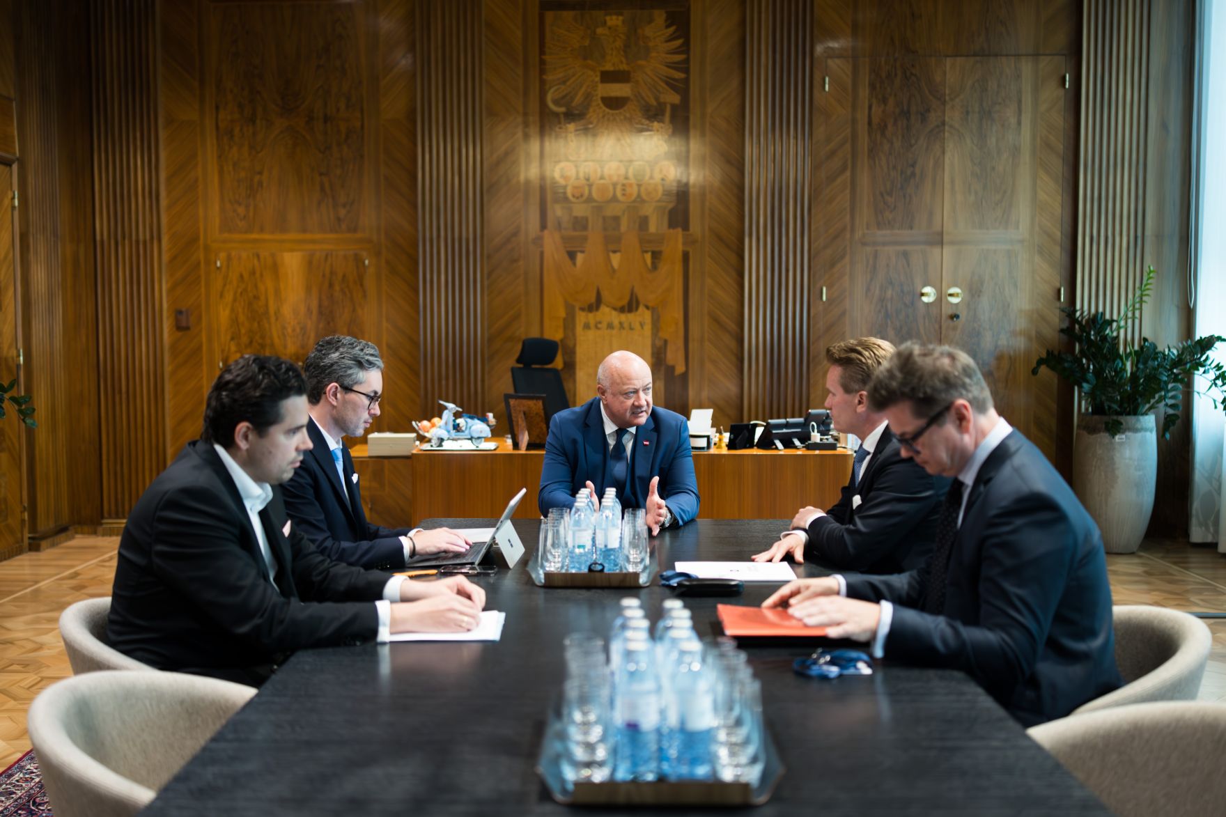 Am 7. Mai 2025 empfing Bundeskanzler Christian Stocker (m.) den Pr&auml;sidenten der Industriellenvereinigung Georg Knill (m.r.) im Bundeskanzleramt.