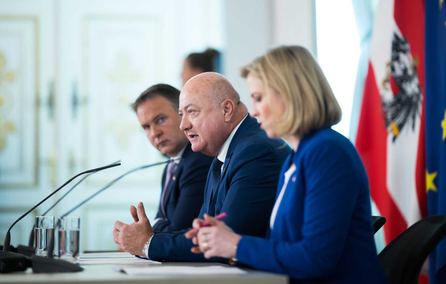 Am 7. Mai 2025 nahmen Bundeskanzler Christian Stocker (m.), Vizekanzler Andreas Babler (l.) und Bundesministerin Beate Meinl-Reisinger (r.) am Pressefoyer nach dem Ministerrat teil.