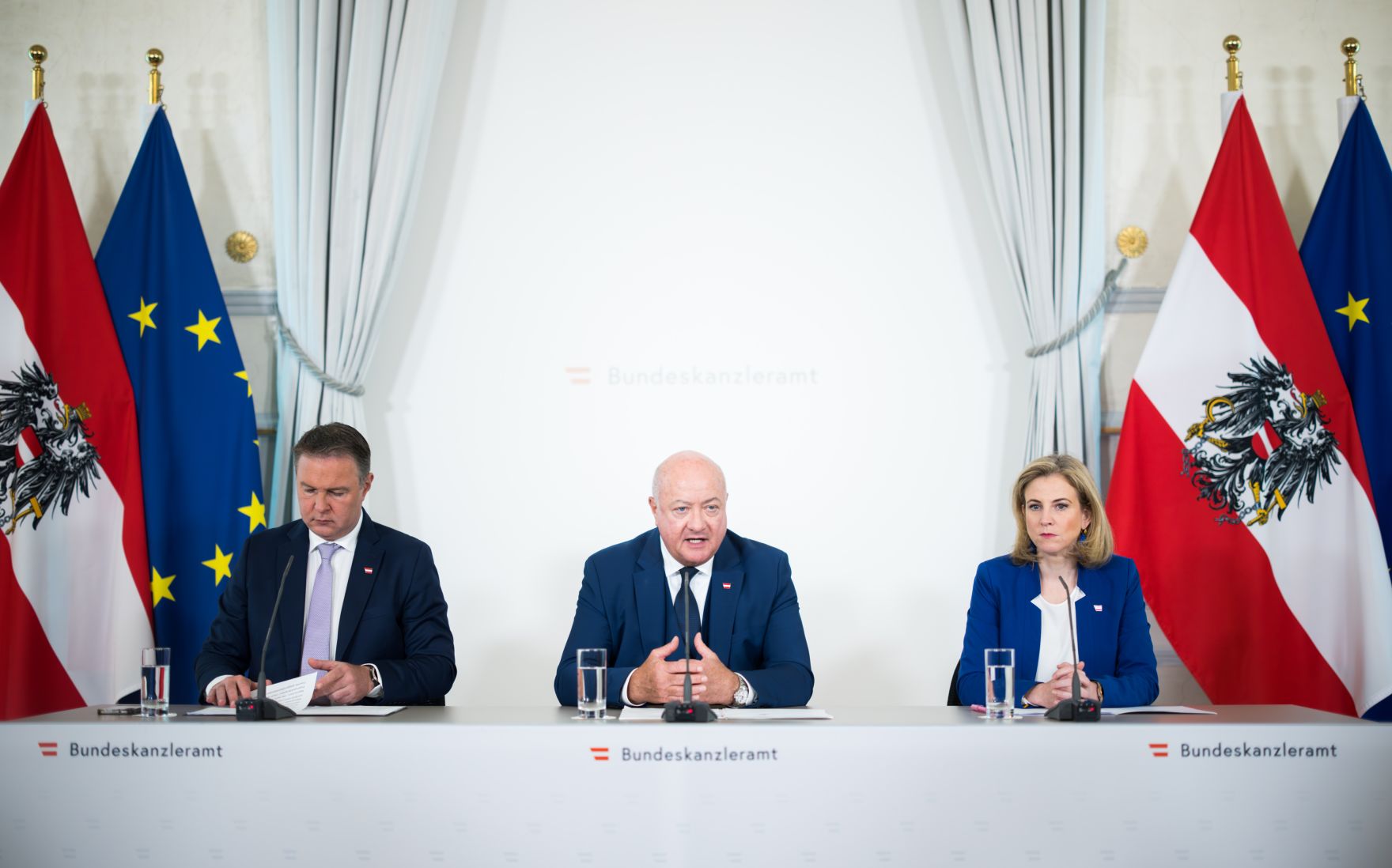 Am 7. Mai 2025 nahmen Bundeskanzler Christian Stocker (m.), Vizekanzler Andreas Babler (l.) und Bundesministerin Beate Meinl-Reisinger (r.) am Pressefoyer nach dem Ministerrat teil.