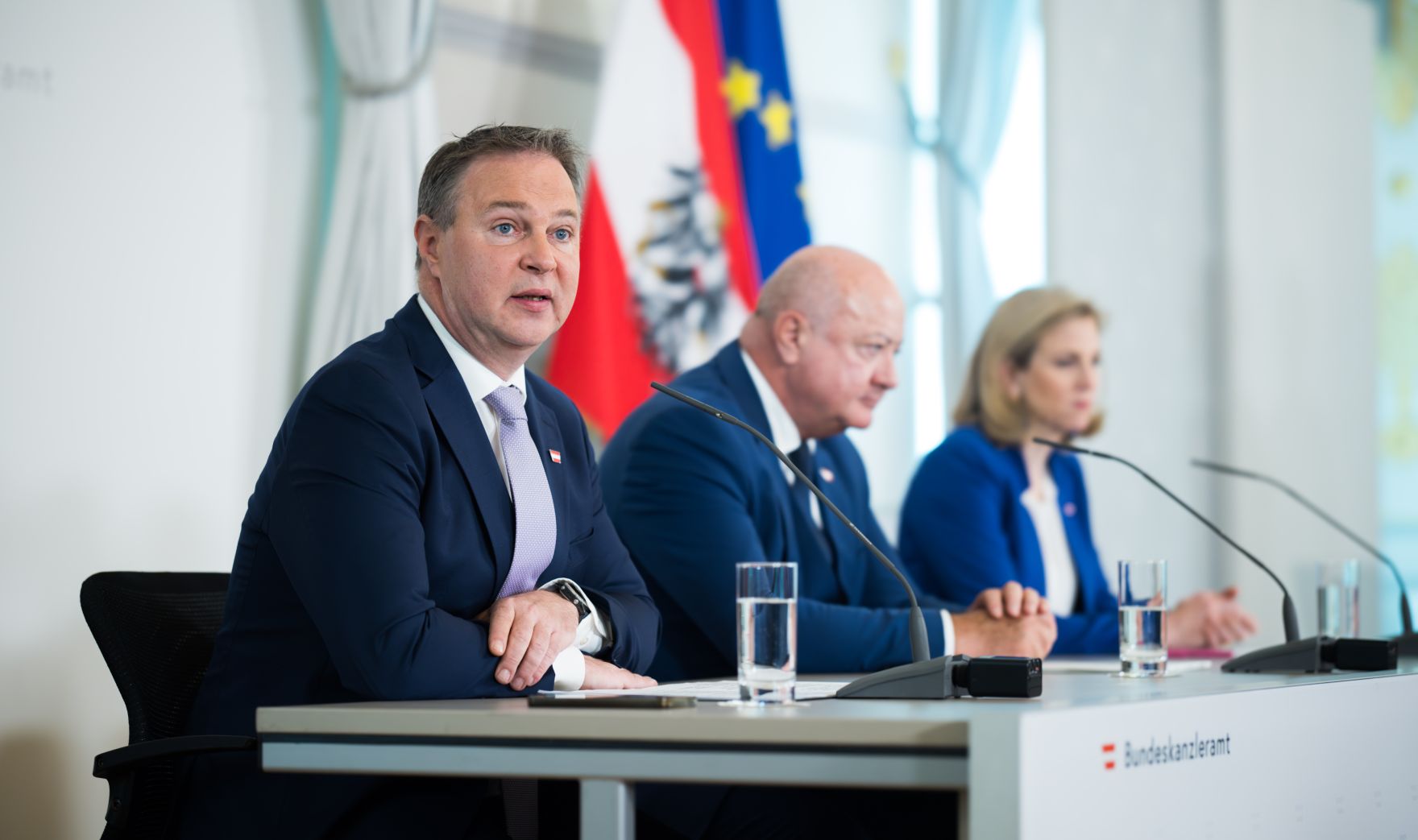 Am 7. Mai 2025 nahmen Bundeskanzler Christian Stocker (m.), Vizekanzler Andreas Babler (l.) und Bundesministerin Beate Meinl-Reisinger (r.) am Pressefoyer nach dem Ministerrat teil.