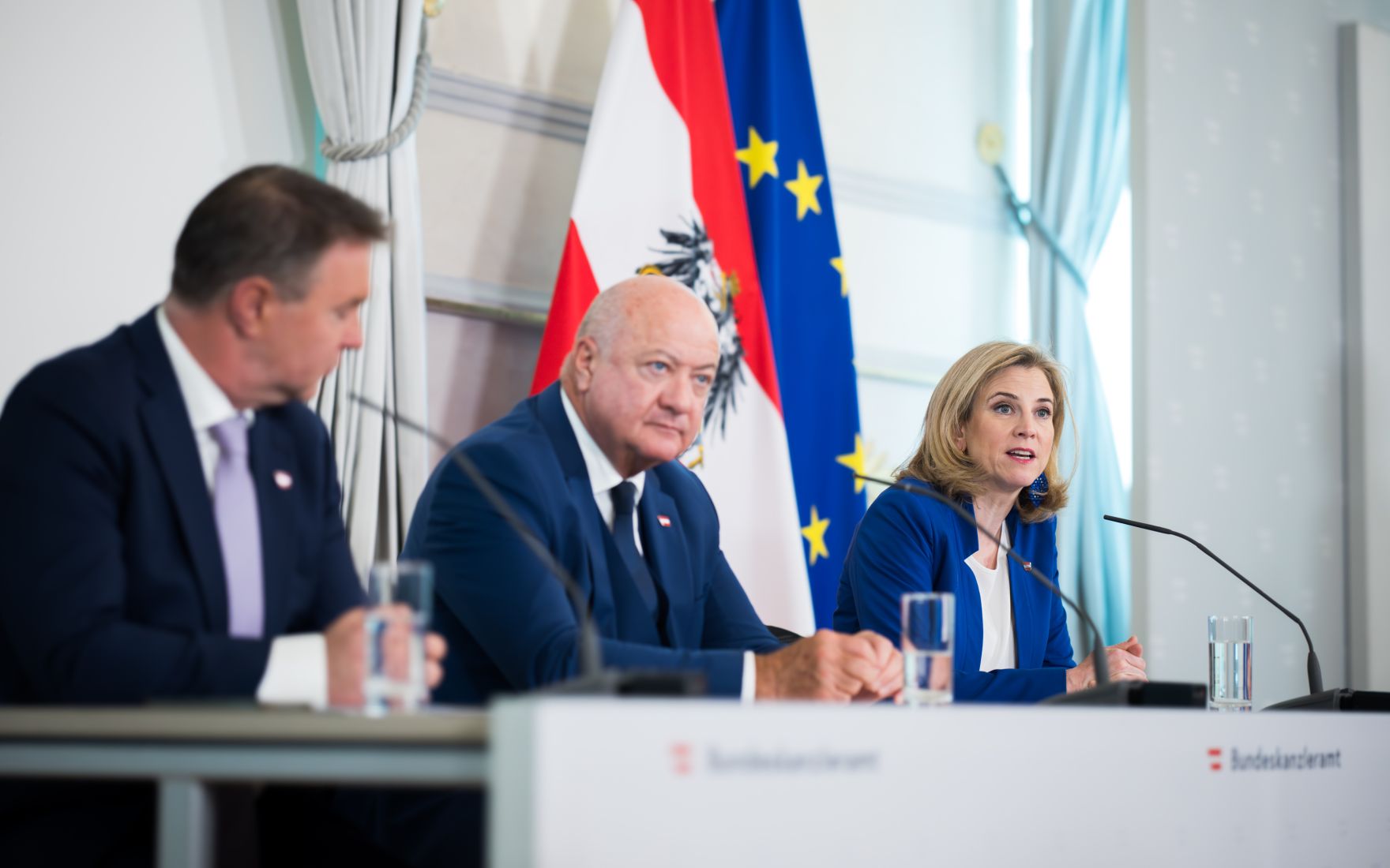 Am 7. Mai 2025 nahmen Bundeskanzler Christian Stocker (m.), Vizekanzler Andreas Babler (l.) und Bundesministerin Beate Meinl-Reisinger (r.) am Pressefoyer nach dem Ministerrat teil.