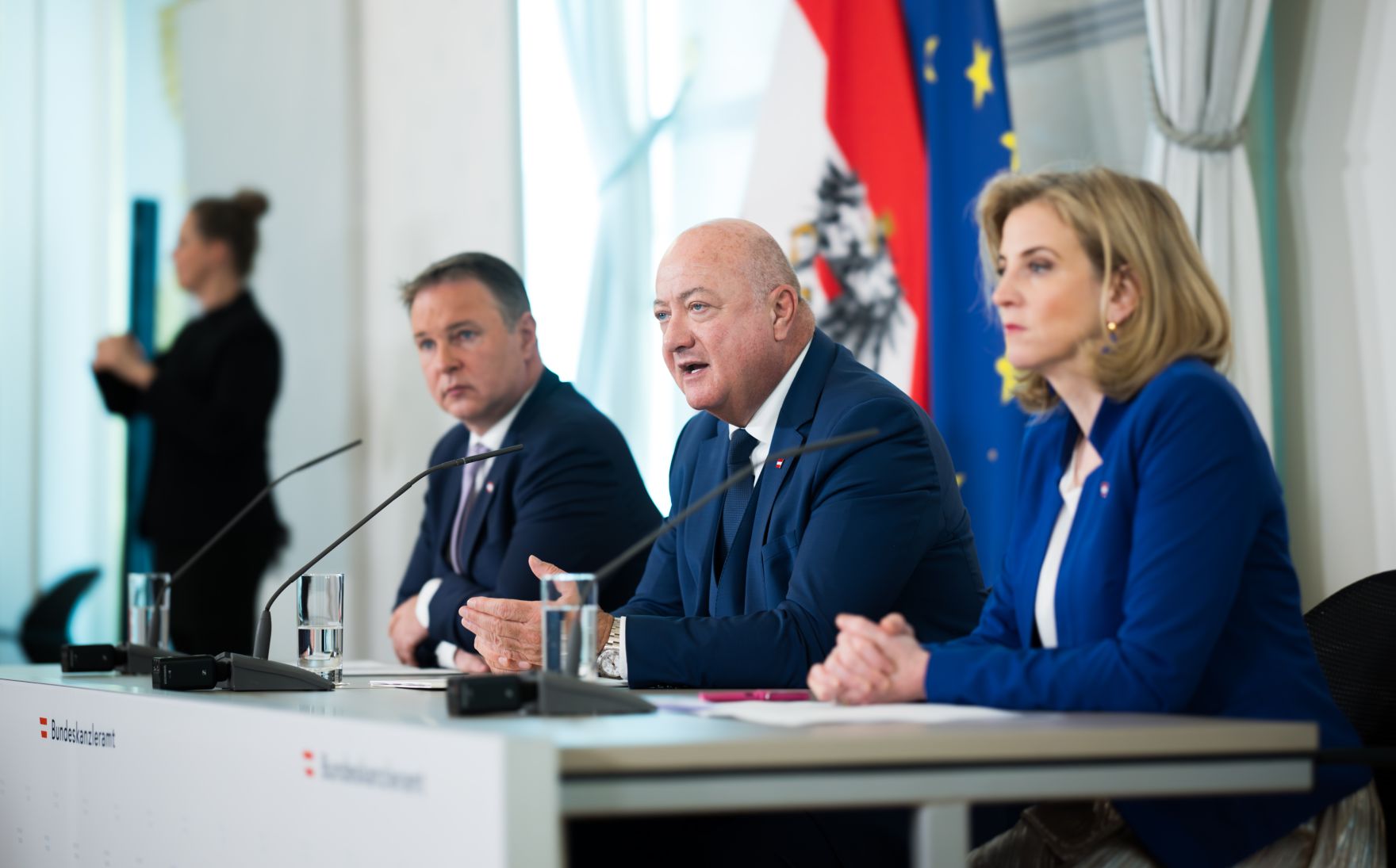 Am 7. Mai 2025 nahmen Bundeskanzler Christian Stocker (m.), Vizekanzler Andreas Babler (l.) und Bundesministerin Beate Meinl-Reisinger (r.) am Pressefoyer nach dem Ministerrat teil.
