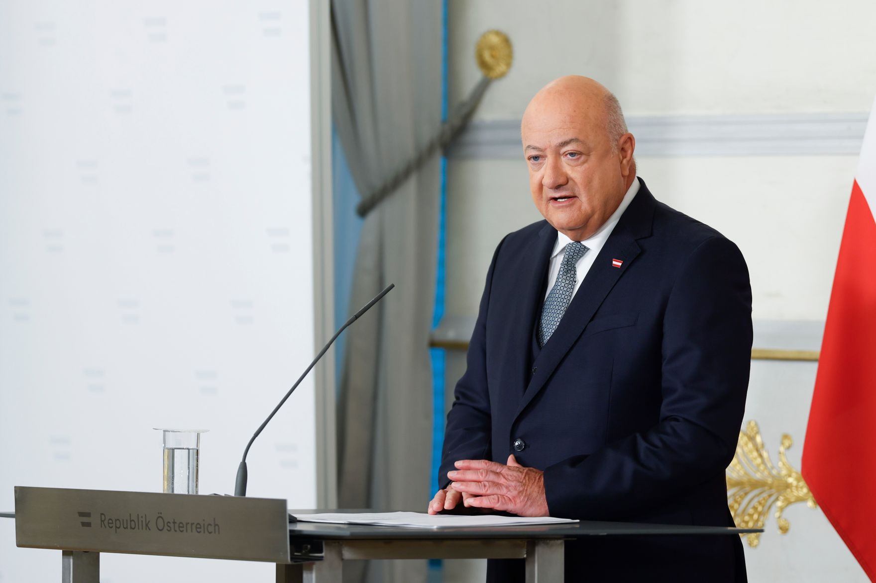 Am 8. Mai 2025 fand der Festakt zum Gedenken an die Befreiung vom Nationalsozialismus und an die Beendigung des Zweiten Weltkrieges in Europa im Bundeskanzleramt statt. Im Bild Bundeskanzler Christian Stocker.