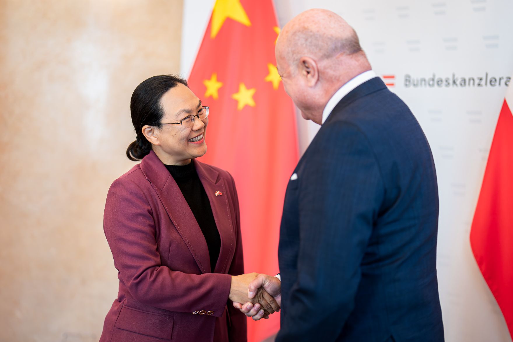 Am 9. Mai 2025 empfing Bundeskanzler Christian Stocker (r.) die Botschafterin der Volksrepublik China Qi Mei (l.) zu einem Arbeitsgespr&auml;ch im Bundeskanzleramt.