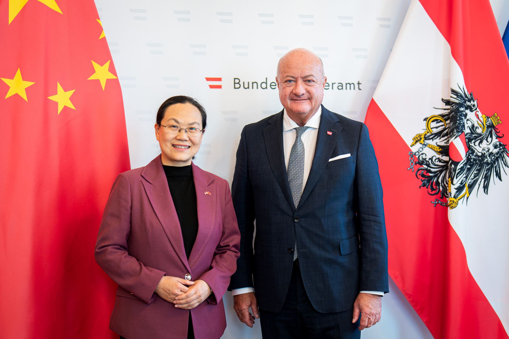 Am 9. Mai 2025 empfing Bundeskanzler Christian Stocker (r.) die Botschafterin der Volksrepublik China Qi Mei (l.) zu einem Arbeitsgespr&auml;ch im Bundeskanzleramt.