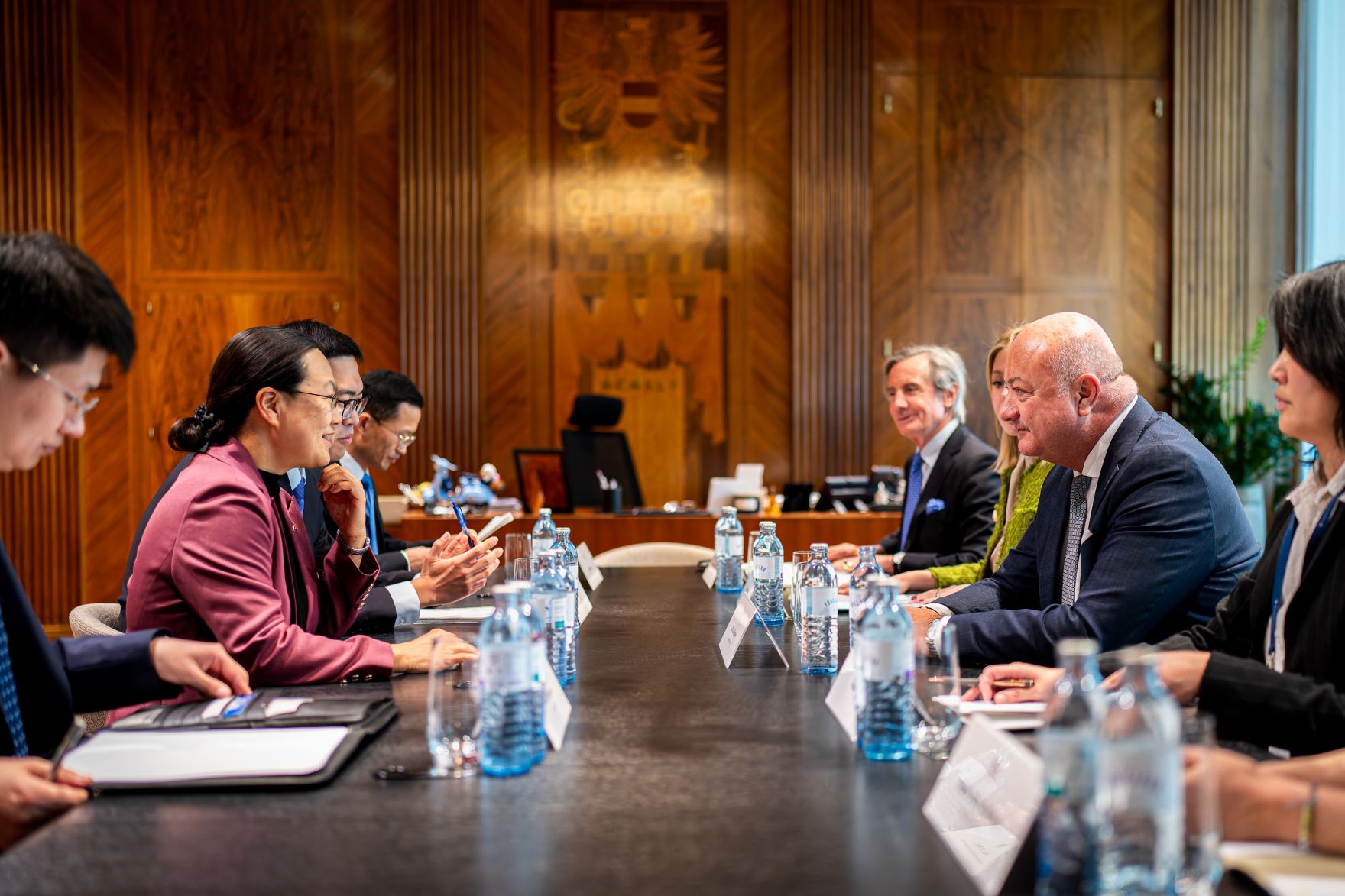 Am 9. Mai 2025 empfing Bundeskanzler Christian Stocker (r.) die Botschafterin der Volksrepublik China Qi Mei (l.) zu einem Arbeitsgespr&auml;ch im Bundeskanzleramt.