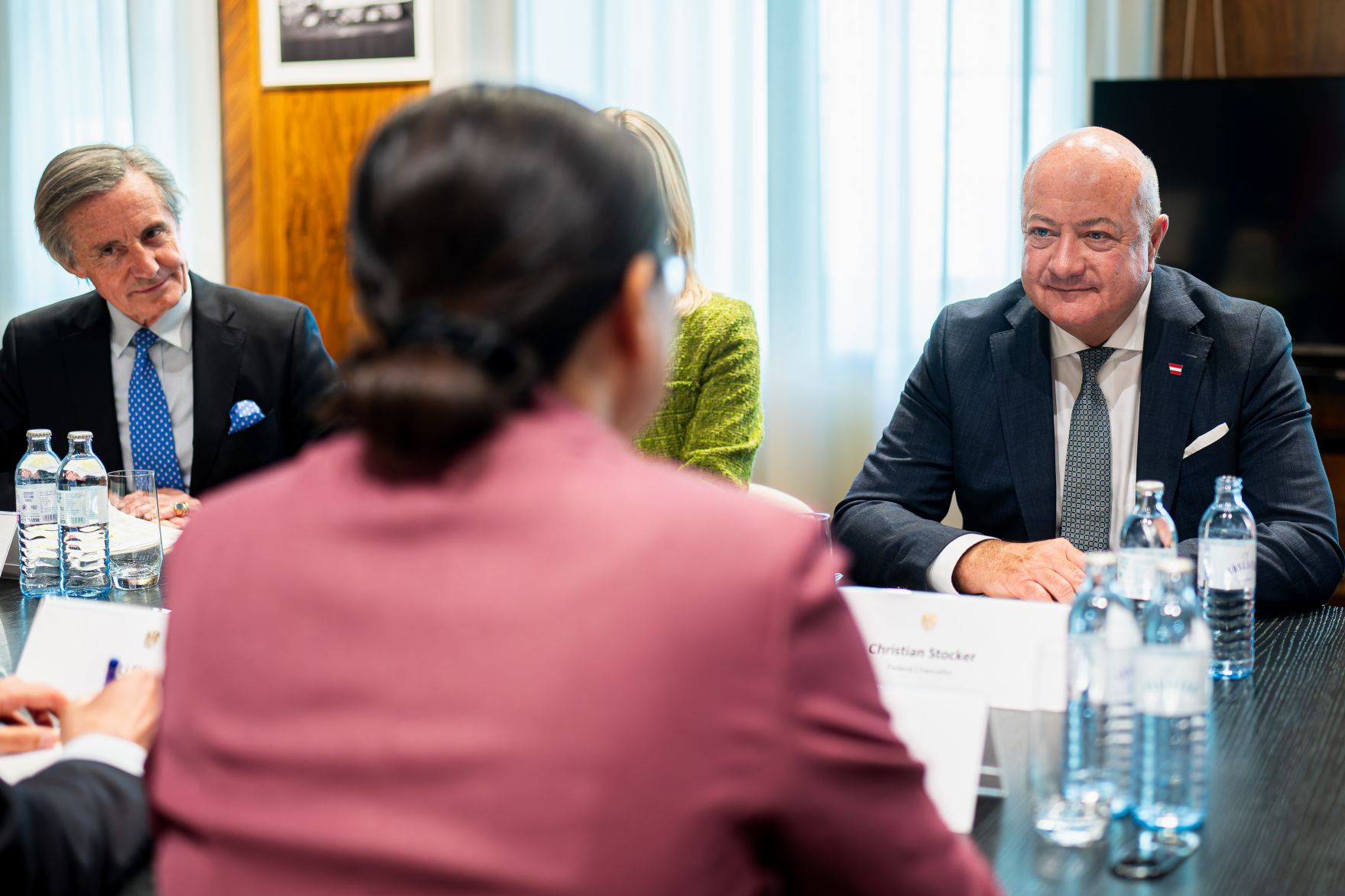 Am 9. Mai 2025 empfing Bundeskanzler Christian Stocker (r.) die Botschafterin der Volksrepublik China Qi Mei (l.) zu einem Arbeitsgespr&auml;ch im Bundeskanzleramt.