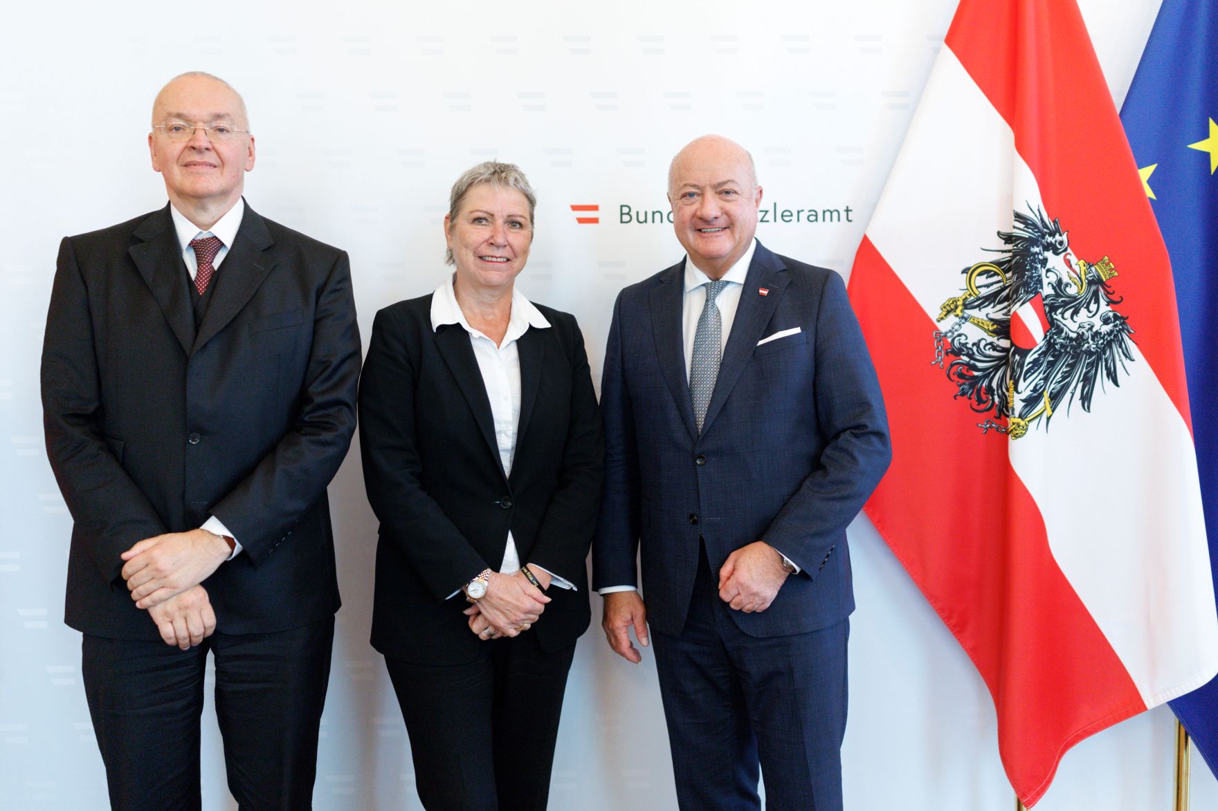 AM 9. Mai 2025 empfing Bundeskanzler Christian Stocker (r.) den Pr&auml;sident des Obersten Gerichtshofs, Georg Kodek (l.) und die Vizepr&auml;sidentin des Obersten Gerichtshofs, Eva Marek (m.) zu einem Gespr&auml;ch.