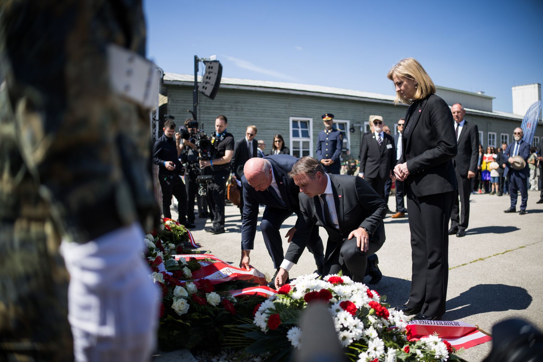 Am 11. Mai 2025 nahm Bundeskanzler Christian Stocker (m.l.) am Festakt zum Gedenken an die Befreiung des KZ-Gusen und KZ-Mauthausen teil. Im Bild mit Vizekanzler Andreas Babler (m.) und Bundesministerin Beate Meinl-Reisinger (m.r.)