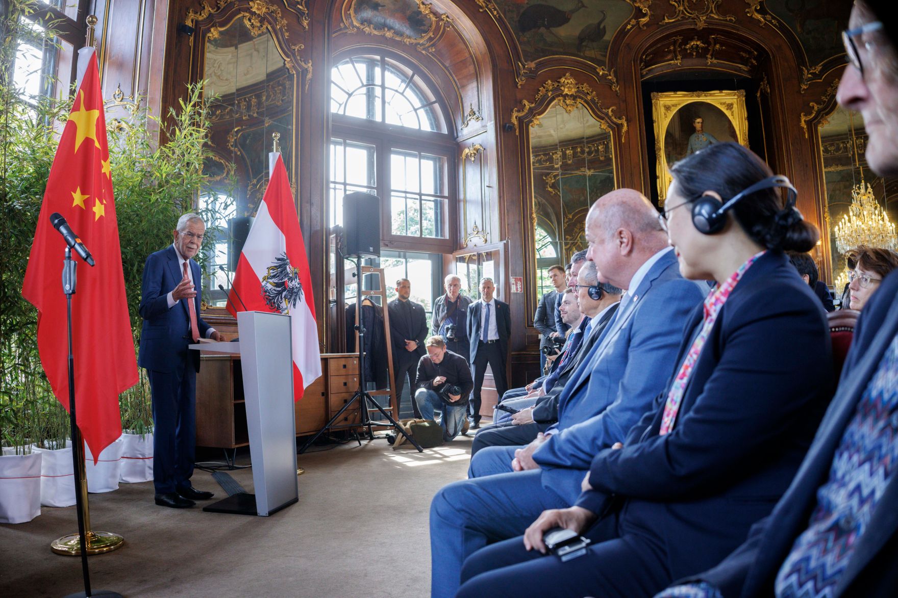 Am 14. Mai 2025 nahm Bundeskanzler Christian Stocker an der feierlichen &Uuml;bergabe des Panda-Paares im Tiergarten Sch&ouml;nbrunn teil. Im Bild mit Bundespr&auml;sident Alexander Van der Bellen (l.).