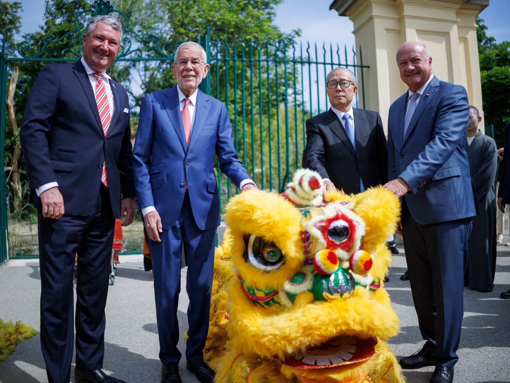 Am 14. Mai 2025 nahm Bundeskanzler Christian Stocker an der feierlichen &Uuml;bergabe des Panda-Paares im Tiergarten Sch&ouml;nbrunn teil. Im Bild (v.l.n.r.) der Sch&ouml;nbrunner Zoodirektor Stephan Hering-Hagenbeck, Bundespr&auml;sident Alexander Van der Bellen, der Vizepr&auml;sident des Nationalen Volkskongresses China Li Hongzhong und Bundeskanzler Christian Stocker.