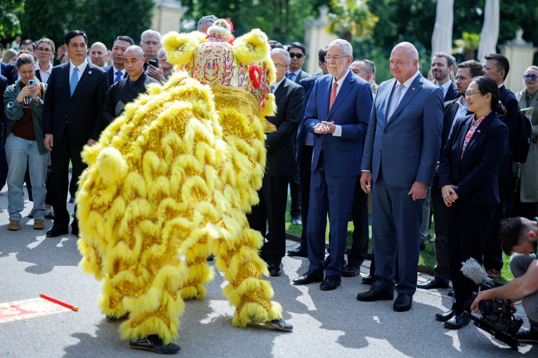 Am 14. Mai 2025 nahm Bundeskanzler Christian Stocker an der feierlichen &Uuml;bergabe des Panda-Paares im Tiergarten Sch&ouml;nbrunn teil. Im Bild mit Bundespr&auml;sident Alexander Van der Bellen.