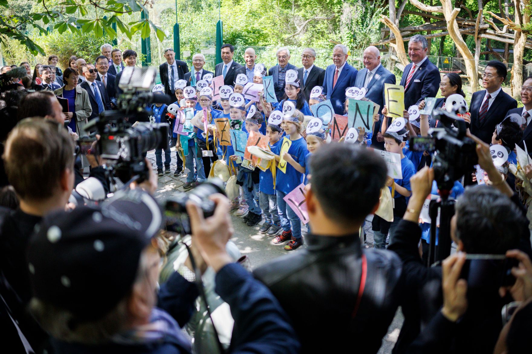 Am 14. Mai 2025 nahm Bundeskanzler Christian Stocker an der feierlichen &Uuml;bergabe des Panda-Paares im Tiergarten Sch&ouml;nbrunn teil.