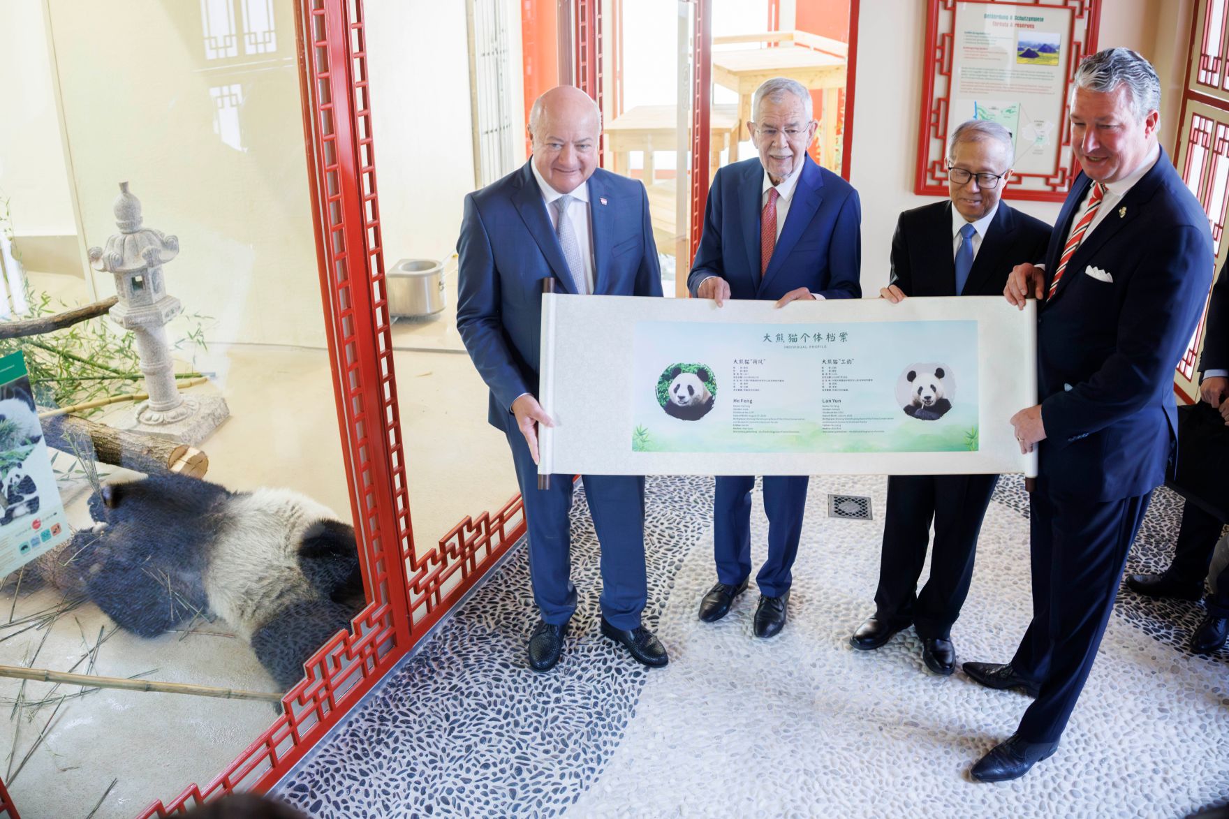 Am 14. Mai 2025 nahm Bundeskanzler Christian Stocker an der feierlichen &Uuml;bergabe des Panda-Paares im Tiergarten Sch&ouml;nbrunn teil. Im Bild (v.l.n.r.) Bundeskanzler Christian Stocker, Bundespr&auml;sident Alexander Van der Bellen, der Vizepr&auml;sident des Nationalen Volkskongresses China Li Hongzhong und der Sch&ouml;nbrunner Zoodirektor Stephan Hering-Hagenbeck.