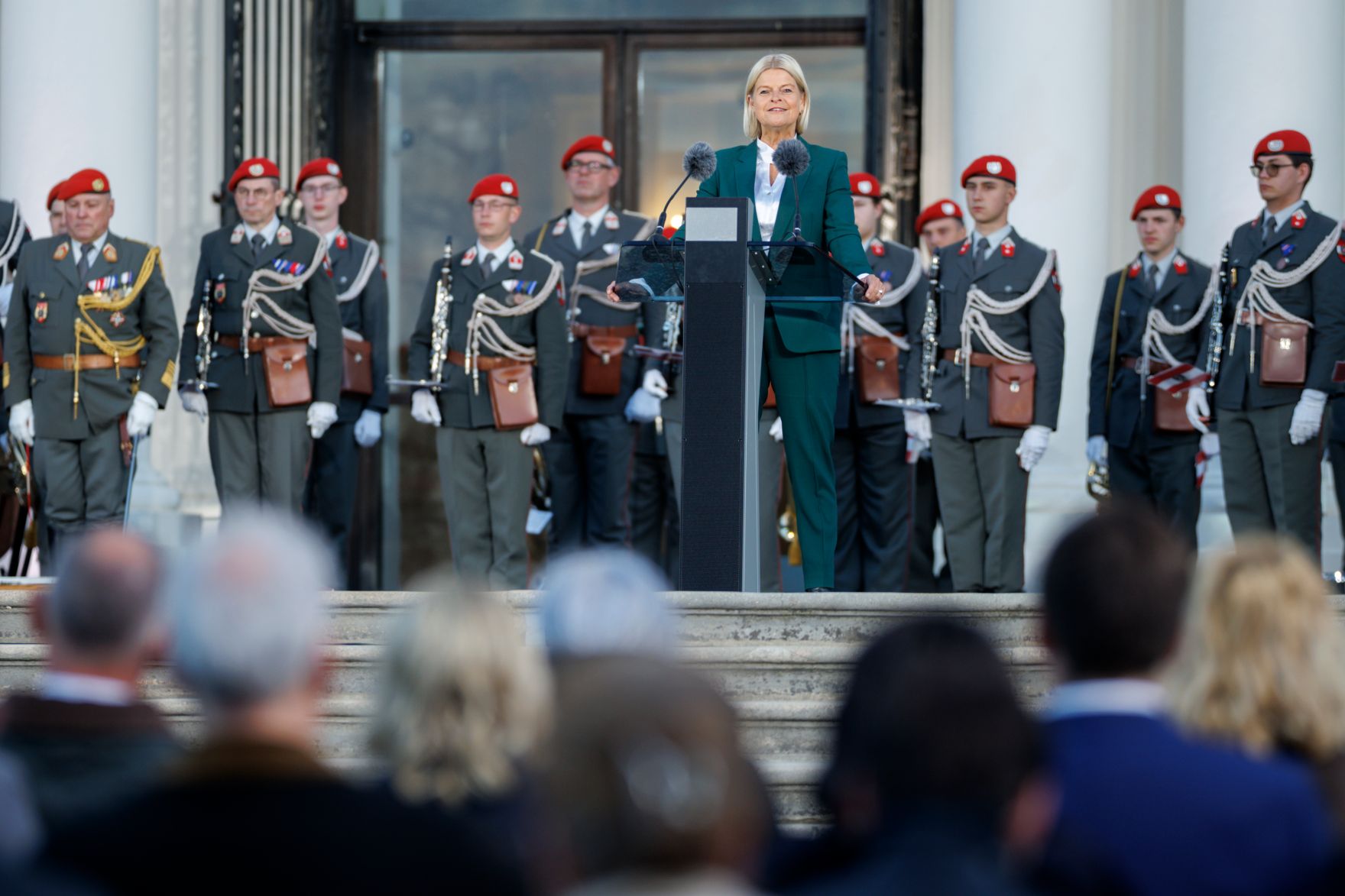 Am 15. Mai 2025 fand der Staatsakt &bdquo;70 Jahre Unterzeichnung des &Ouml;sterreichischen Staatsvertrages&ldquo; vor dem Oberen Belvedere statt. Im Bild Bundesministerin Klaudia Tanner (m.).