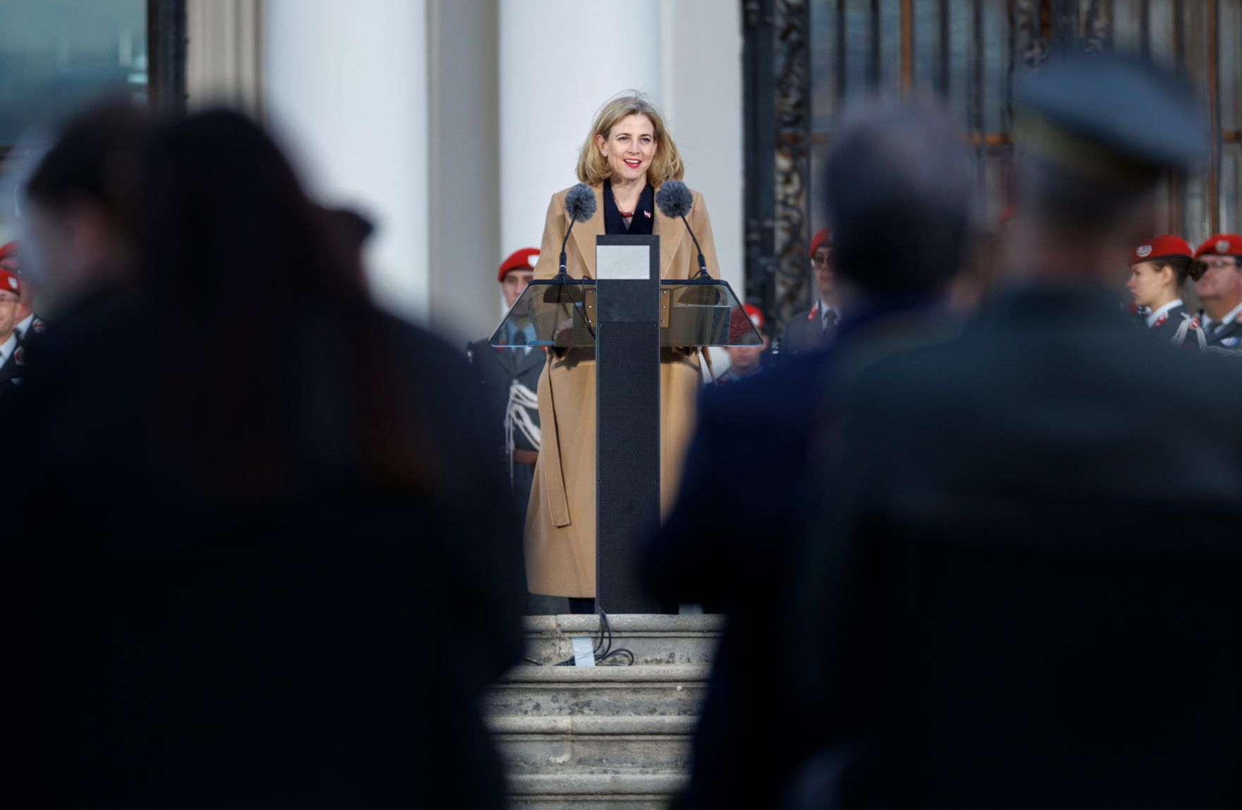Am 15. Mai 2025 fand der Staatsakt &bdquo;70 Jahre Unterzeichnung des &Ouml;sterreichischen Staatsvertrages&ldquo; vor dem Oberen Belvedere statt. Im Bild Bundesministerin Beate Meinl-Reisinger (m.).