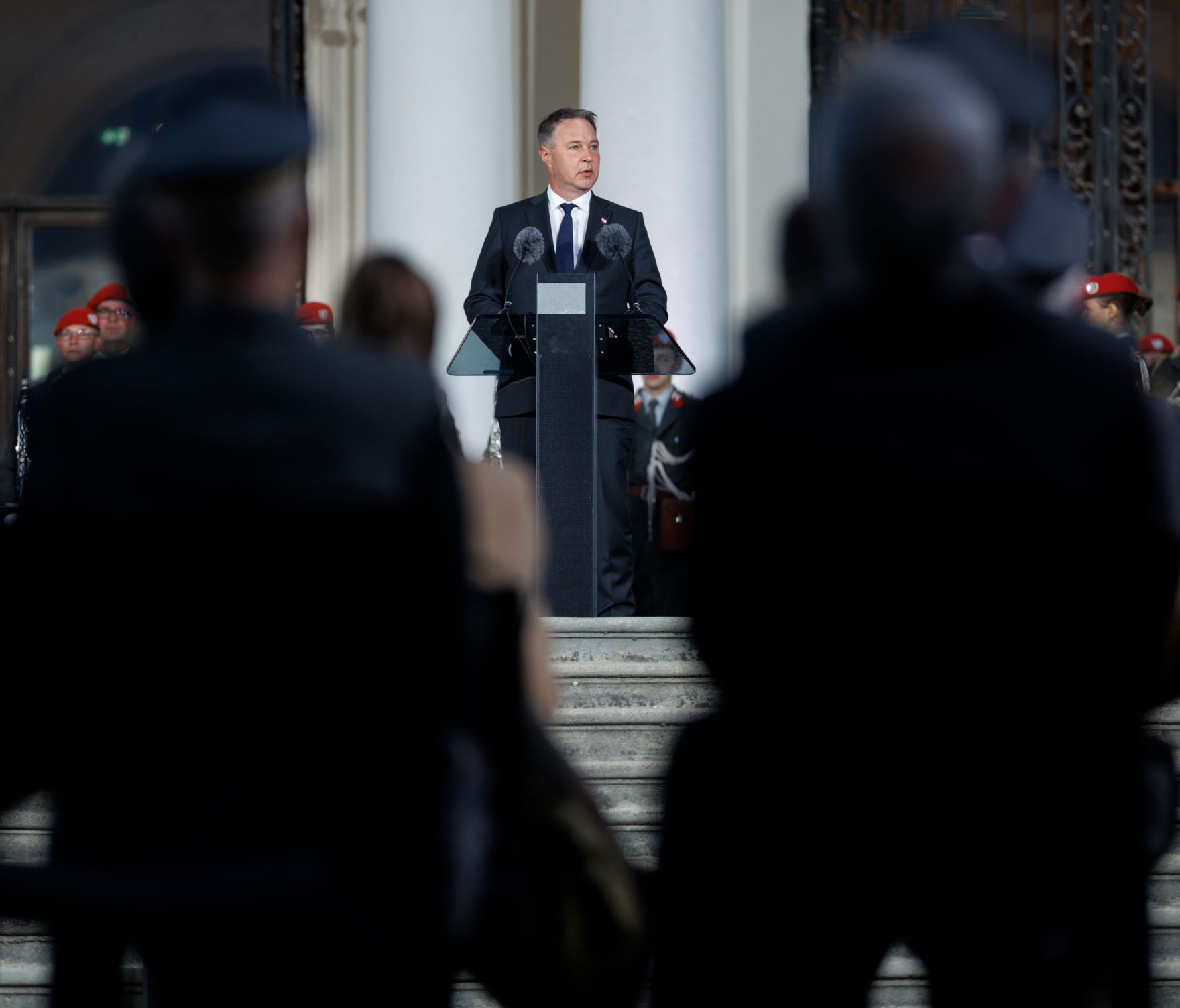 Am 15. Mai 2025 fand der Staatsakt &bdquo;70 Jahre Unterzeichnung des &Ouml;sterreichischen Staatsvertrages&ldquo; vor dem Oberen Belvedere statt. Im Bild Vizekanzler Andreas Babler (m.).