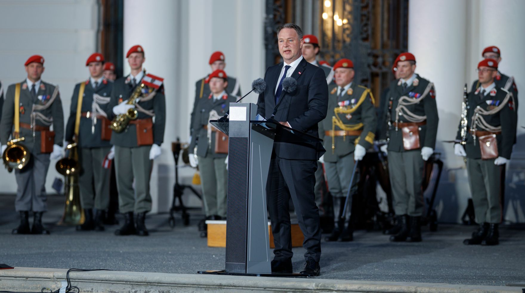 Am 15. Mai 2025 fand der Staatsakt &bdquo;70 Jahre Unterzeichnung des &Ouml;sterreichischen Staatsvertrages&ldquo; vor dem Oberen Belvedere statt. Im Bild Vizekanzler Andreas Babler (m.).