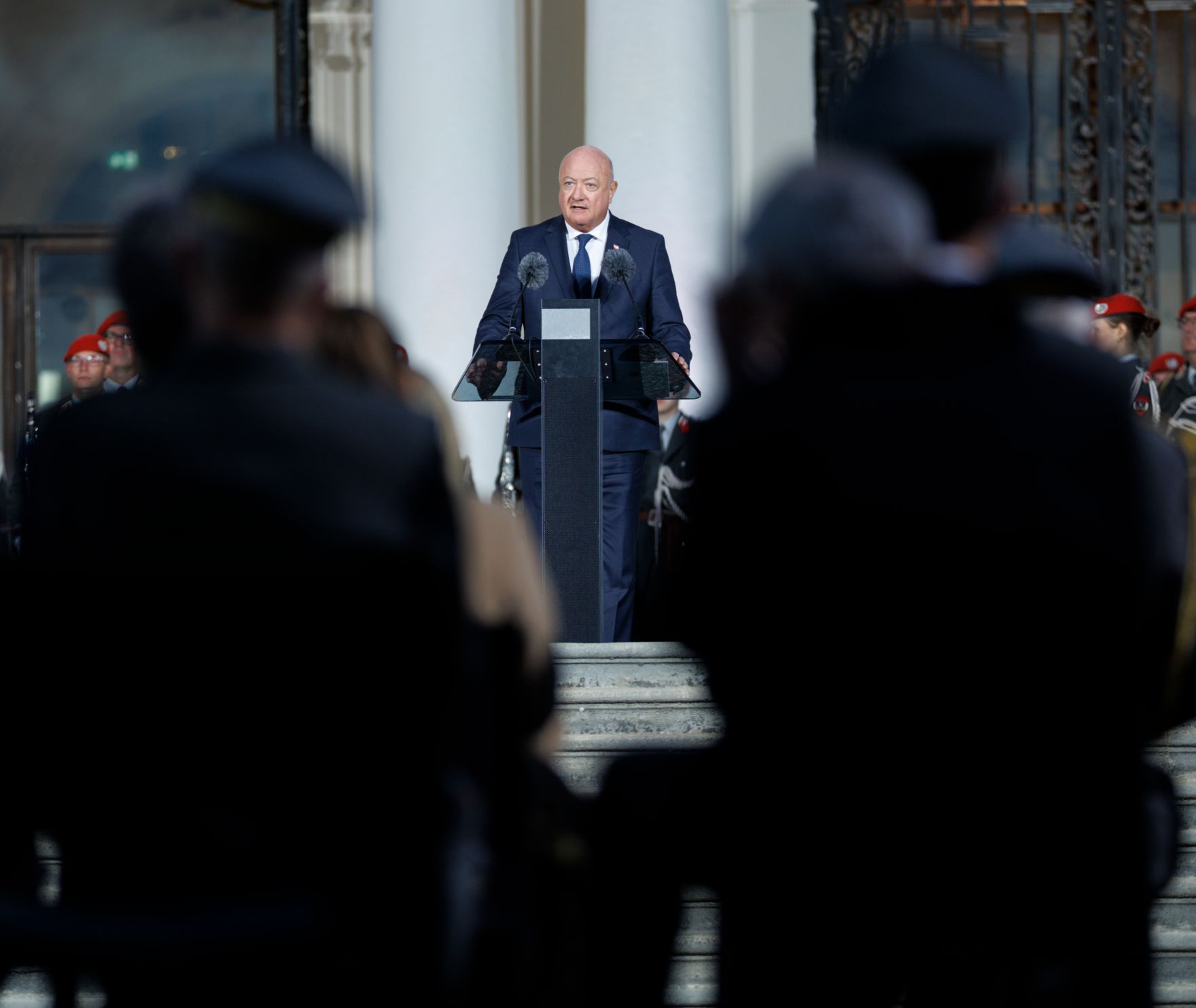Am 15. Mai 2025 fand der Staatsakt &bdquo;70 Jahre Unterzeichnung des &Ouml;sterreichischen Staatsvertrages&ldquo; vor dem Oberen Belvedere statt. Im Bild Bundeskanzler Christian Stocker (m.).