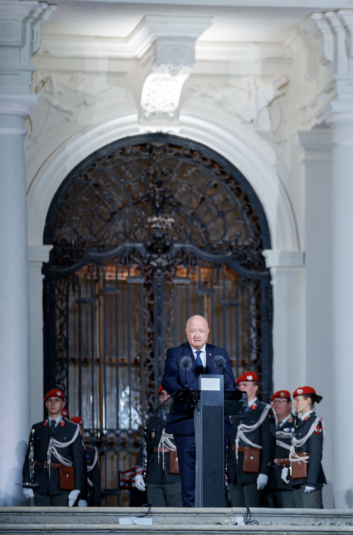 Am 15. Mai 2025 fand der Staatsakt &bdquo;70 Jahre Unterzeichnung des &Ouml;sterreichischen Staatsvertrages&ldquo; vor dem Oberen Belvedere statt. Im Bild Bundeskanzler Christian Stocker (m.).