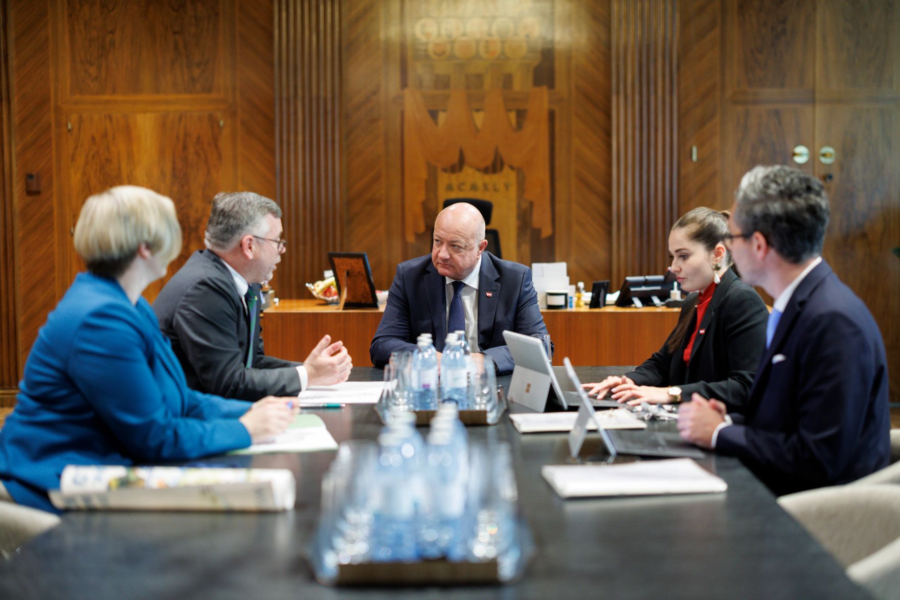 Am 15. Mai 2025 empfing Bundeskanzler Christian Stocker (m.) den nieder&ouml;sterreichischen Landesrat Ludwig Schleritzko (2.v.l.) zu einem Arbeitsgespr&auml;ch.