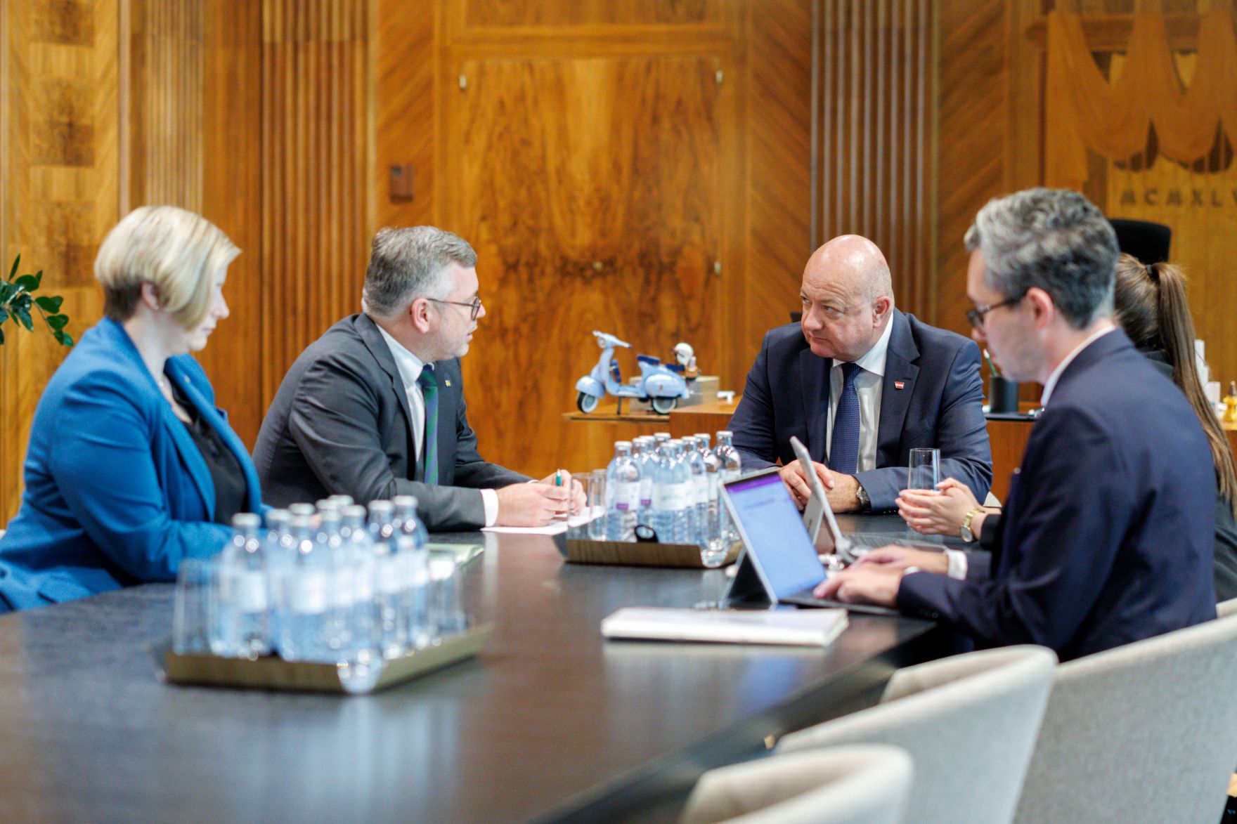 Am 15. Mai 2025 empfing Bundeskanzler Christian Stocker (m.) den nieder&ouml;sterreichischen Landesrat Ludwig Schleritzko (2.v.l.) zu einem Arbeitsgespr&auml;ch.