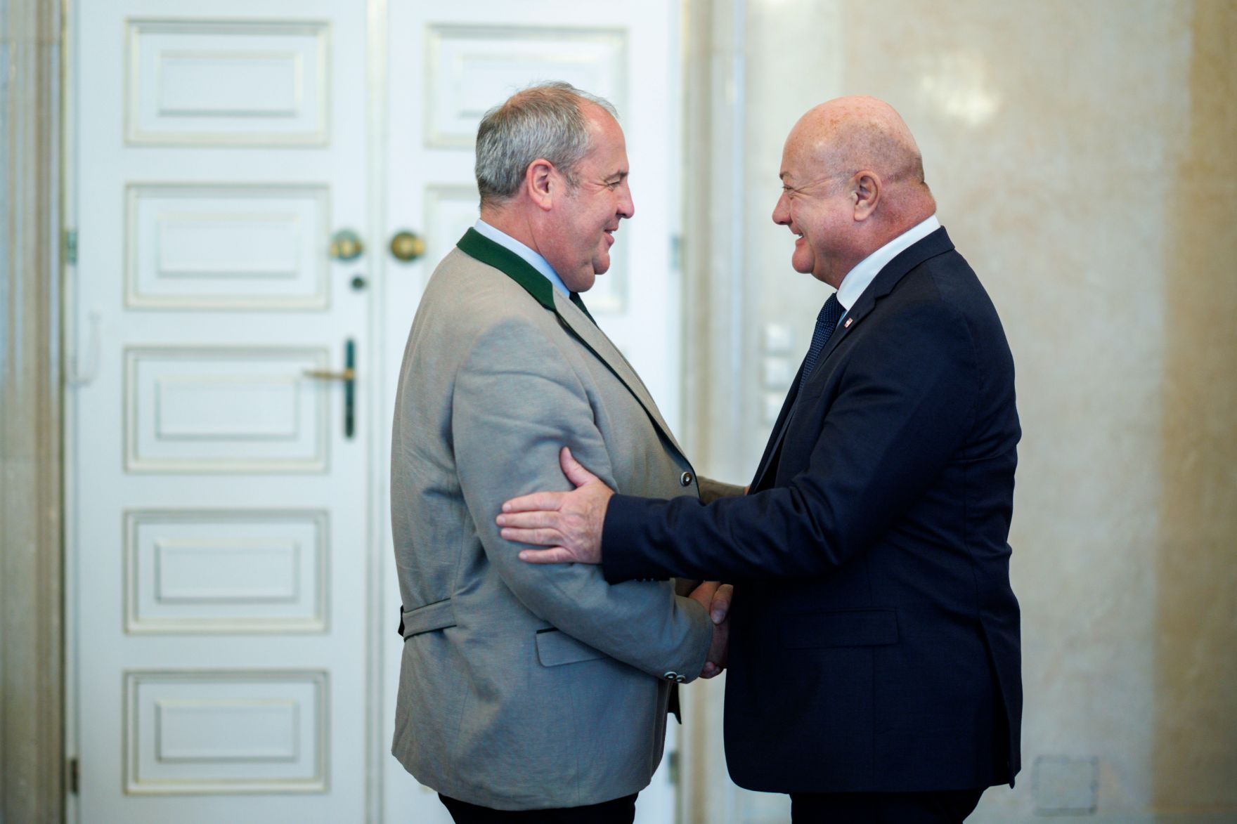 Am 15. Mai 2025 empfing Bundeskanzler Christian Stocker (r.) die Landesj&auml;germeister Josef Pr&ouml;ll (l.) und Christoph Metzker zu einem Arbeitsgespr&auml;ch.