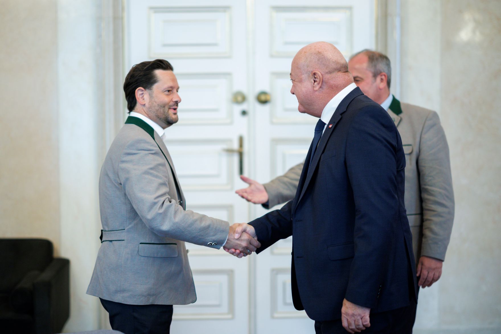Am 15. Mai 2025 empfing Bundeskanzler Christian Stocker (r.) die Landesj&auml;germeister Josef Pr&ouml;ll und Christoph Metzker (l.) zu einem Arbeitsgespr&auml;ch.