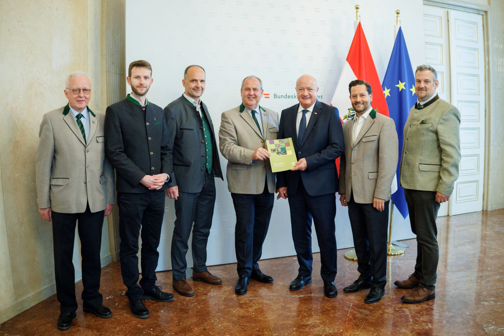 Am 15. Mai 2025 empfing Bundeskanzler Christian Stocker (3.v.r.) die Landesj&auml;germeister Josef Pr&ouml;ll (4.v.r.) und Christoph Metzker (2.v.r.) zu einem Arbeitsgespr&auml;ch.
