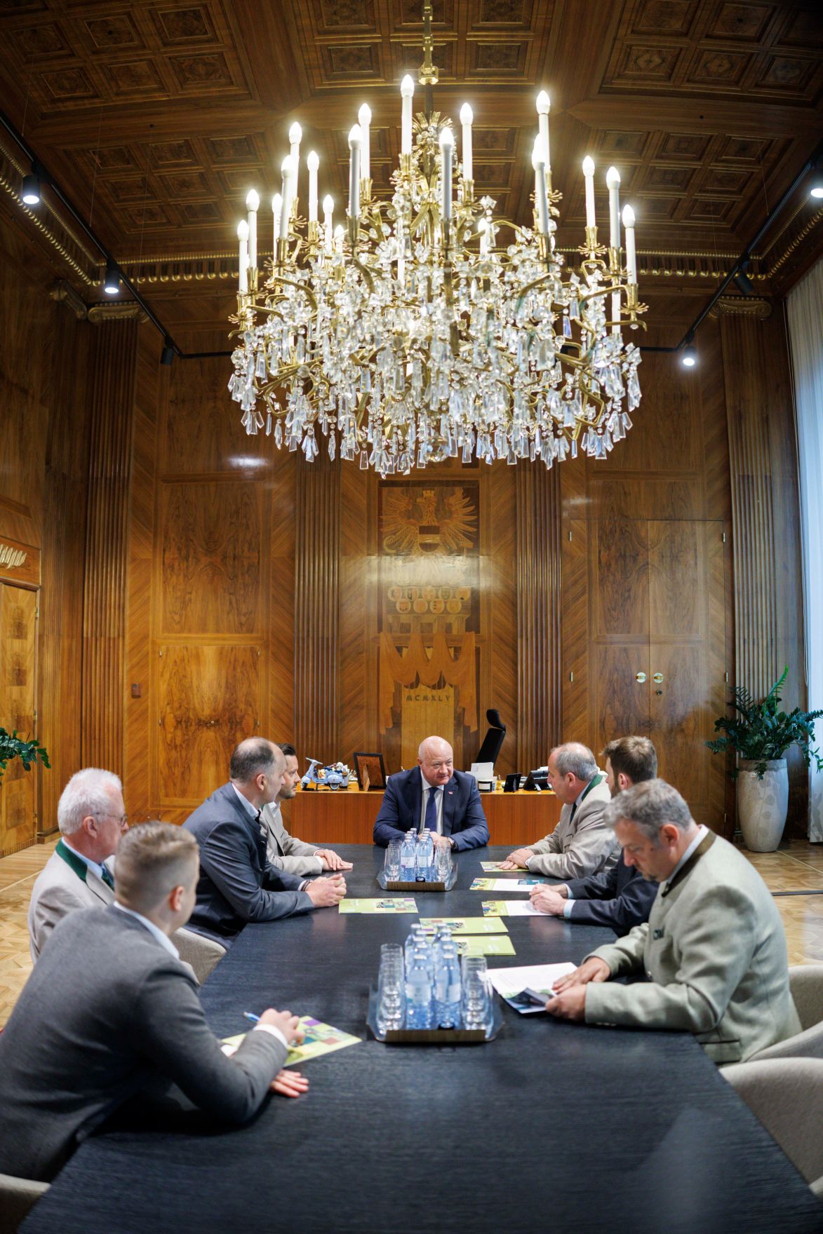 Am 15. Mai 2025 empfing Bundeskanzler Christian Stocker (m.) die Landesj&auml;germeister Josef Pr&ouml;ll (3.v.r.) und Christoph Metzker (4.v.l.) zu einem Arbeitsgespr&auml;ch.