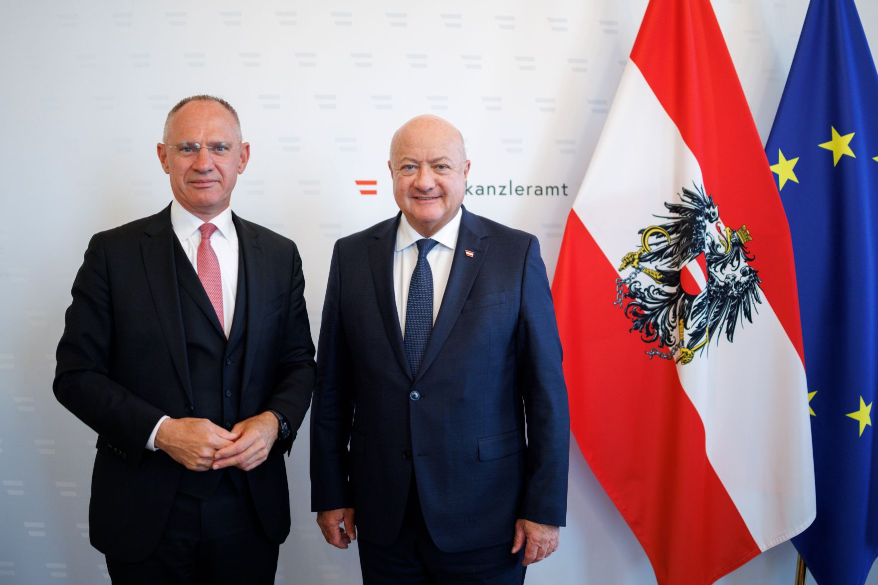 Am 15. Mai 2025 empfing Bundeskanzler Christian Stocker (r.) Bundesminister Gerhard Karner (l.) zu einem Arbeitsgespr&auml;ch.