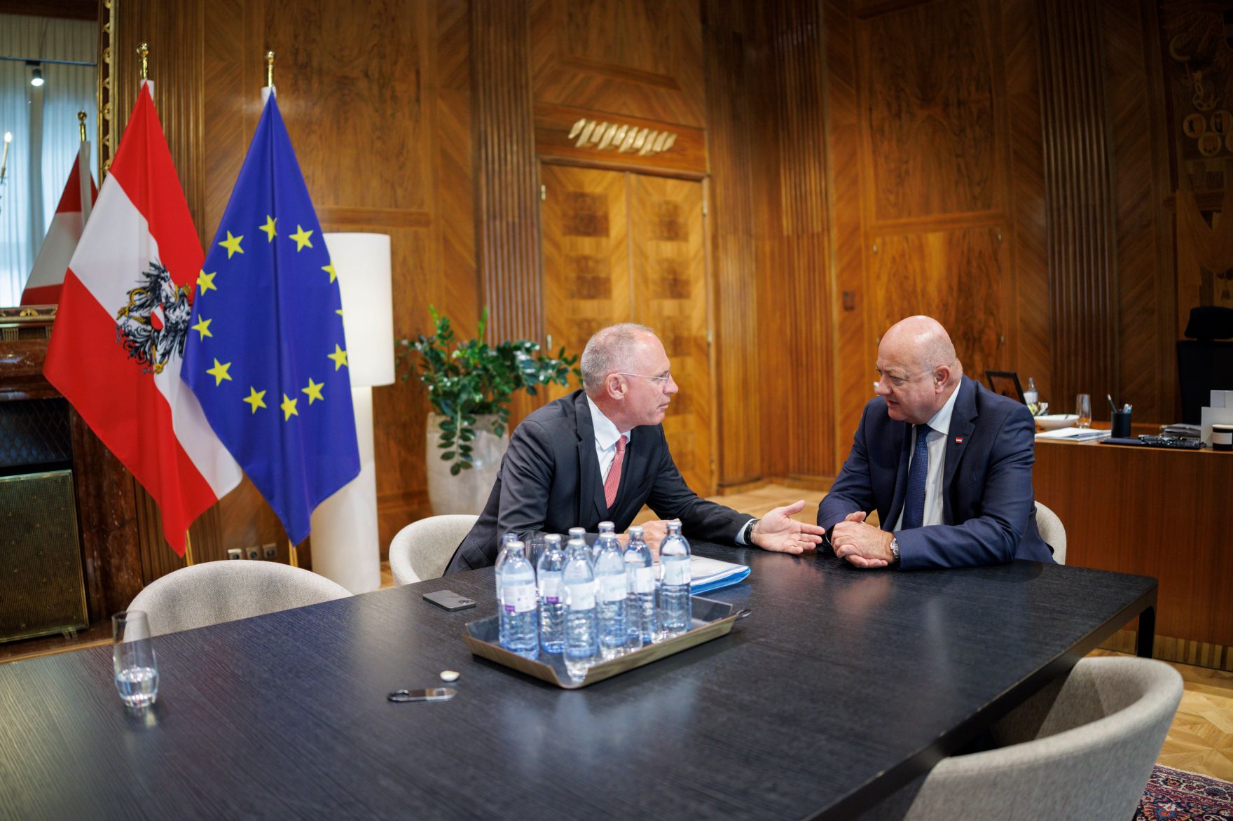 Am 15. Mai 2025 empfing Bundeskanzler Christian Stocker (r.) Bundesminister Gerhard Karner (l.) zu einem Arbeitsgespr&auml;ch.