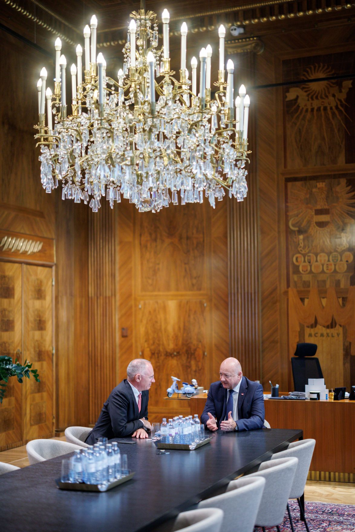 Am 15. Mai 2025 empfing Bundeskanzler Christian Stocker (r.) Bundesminister Gerhard Karner (l.) zu einem Arbeitsgespr&auml;ch.