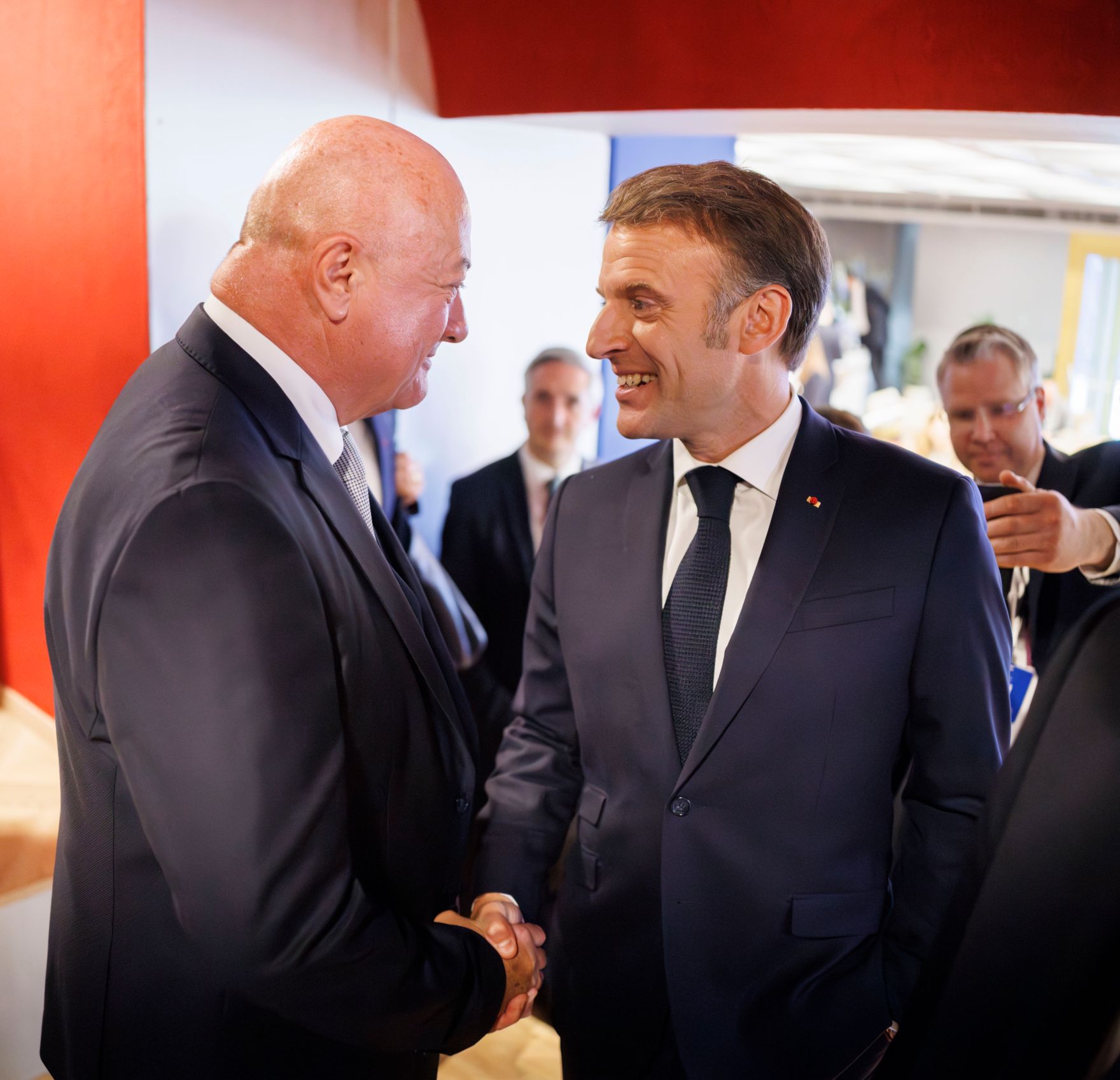 Am 16. Mai 2025 reiste Bundeskanzler Christian Stocker (l.) zu einem Arbeitsbesuch nach Albanien. Im Bild mit dem dem Staatspr&auml;sidenten der Franz&ouml;sischen Republik, Emmanuel Macron (r.), beim Gipfeltreffen der Europ&auml;ischen Politischen Gemeinschaft (EPG).
