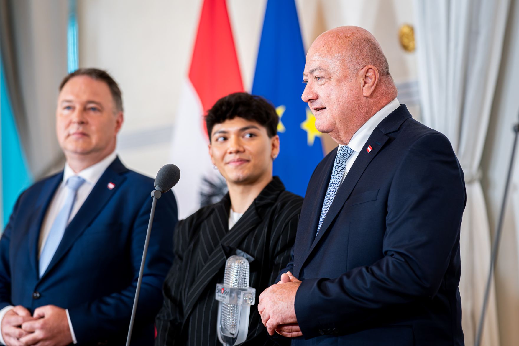 Am 19. Mai 2025 empfing Bundeskanzler Christian Stocker (r.) gemeinsam mit Vizekanzler Andreas Babler (l.), Bundesministerin Beate Meinl-Reisinger und Staatssekret&auml;rin Elisabeth Zehetner den Eurovision Song Contest-Sieger JJ (m.) im Bundeskanzleramt.