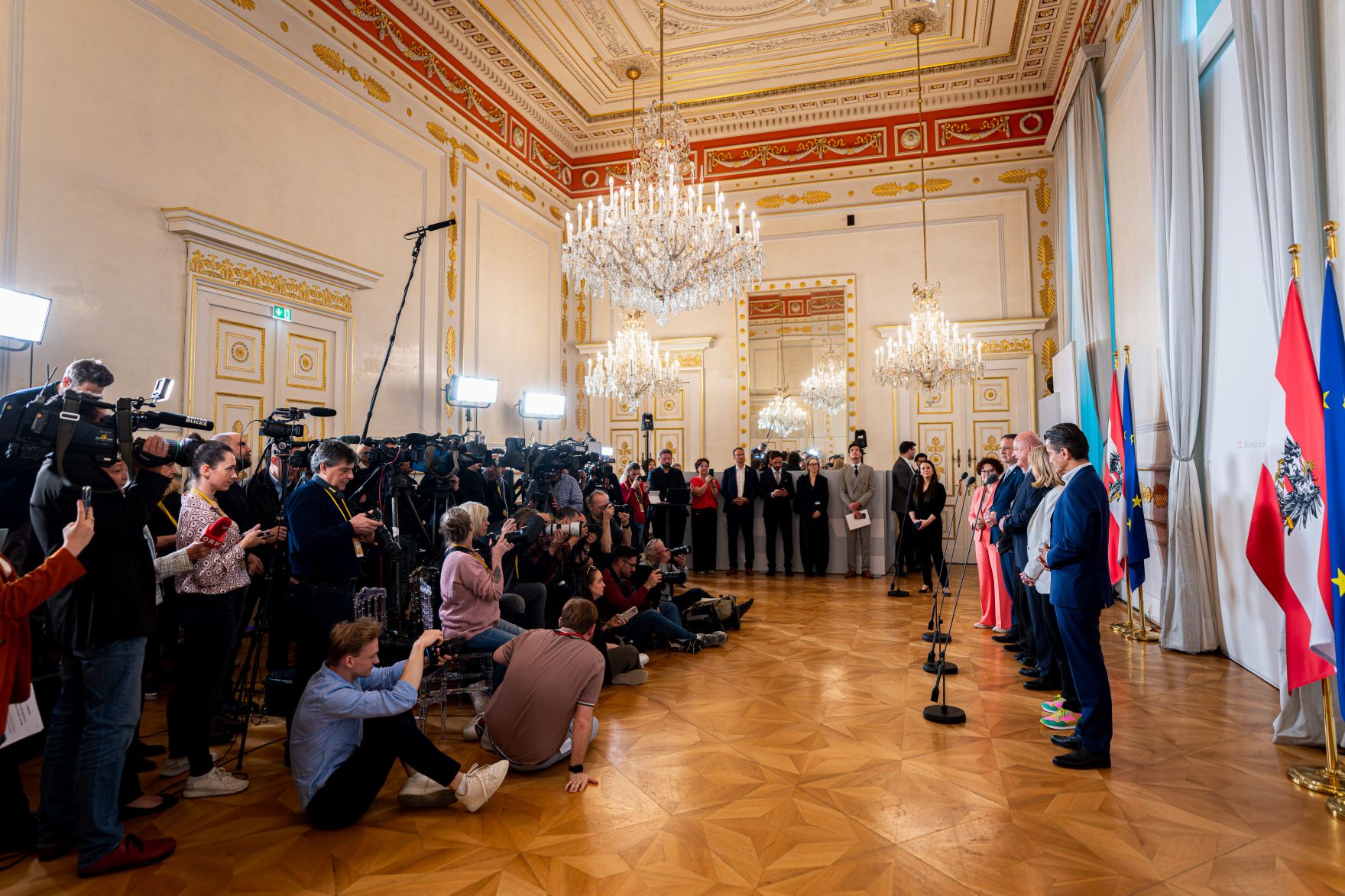 Am 19. Mai 2025 empfing Bundeskanzler Christian Stocker (4.v.l.) gemeinsam mit Vizekanzler Andreas Babler (2.v.l.), Bundesministerin Beate Meinl-Reisinger (5.v.l.) und Staatssekret&auml;rin Elisabeth Zehetner (l.) den Eurovision Song Contest-Sieger JJ (3.v.l.) im Bundeskanzleramt. Im Bild mit ORF Generaldirektor Roland Wei&szlig;mann (r.).