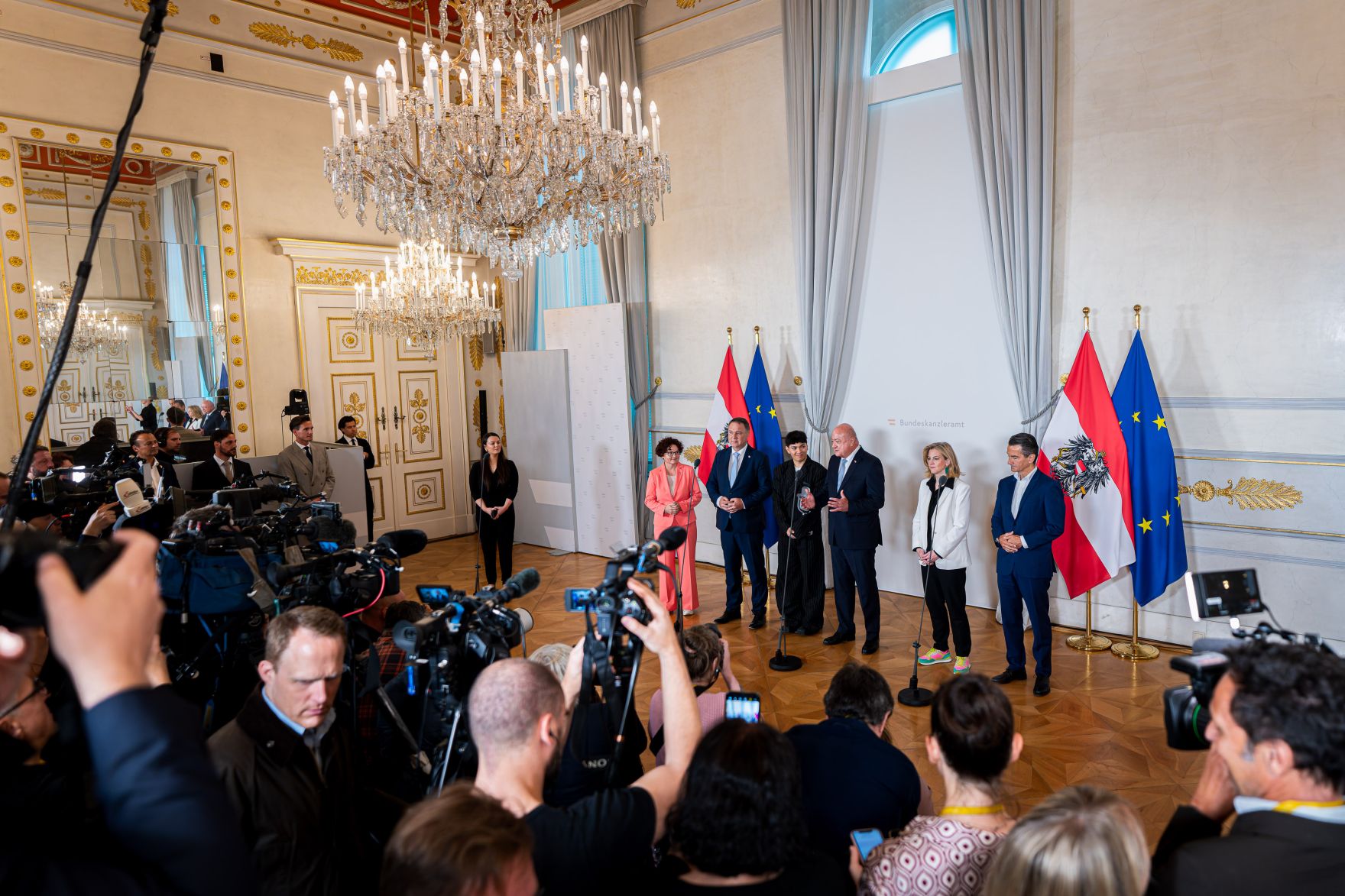 Am 19. Mai 2025 empfing Bundeskanzler Christian Stocker (4.v.l.) gemeinsam mit Vizekanzler Andreas Babler (2.v.l.), Bundesministerin Beate Meinl-Reisinger (5.v.l.) und Staatssekret&auml;rin Elisabeth Zehetner (l.) den Eurovision Song Contest-Sieger JJ (3.v.l.) im Bundeskanzleramt. Im Bild mit ORF Generaldirektor Roland Wei&szlig;mann (r.).
