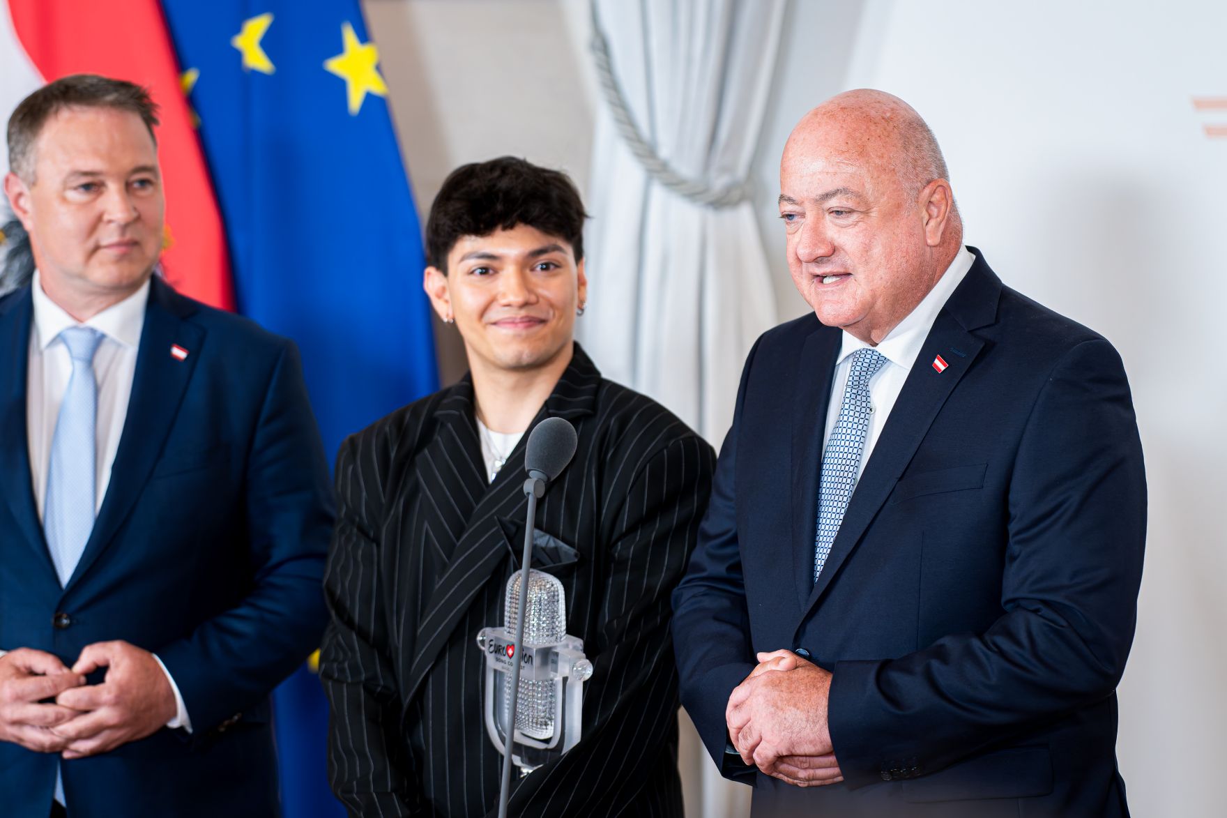 Am 19. Mai 2025 empfing Bundeskanzler Christian Stocker (r.) gemeinsam mit Vizekanzler Andreas Babler (l.), Bundesministerin Beate Meinl-Reisinger und Staatssekret&auml;rin Elisabeth Zehetner den Eurovision Song Contest-Sieger JJ (m.) im Bundeskanzleramt.