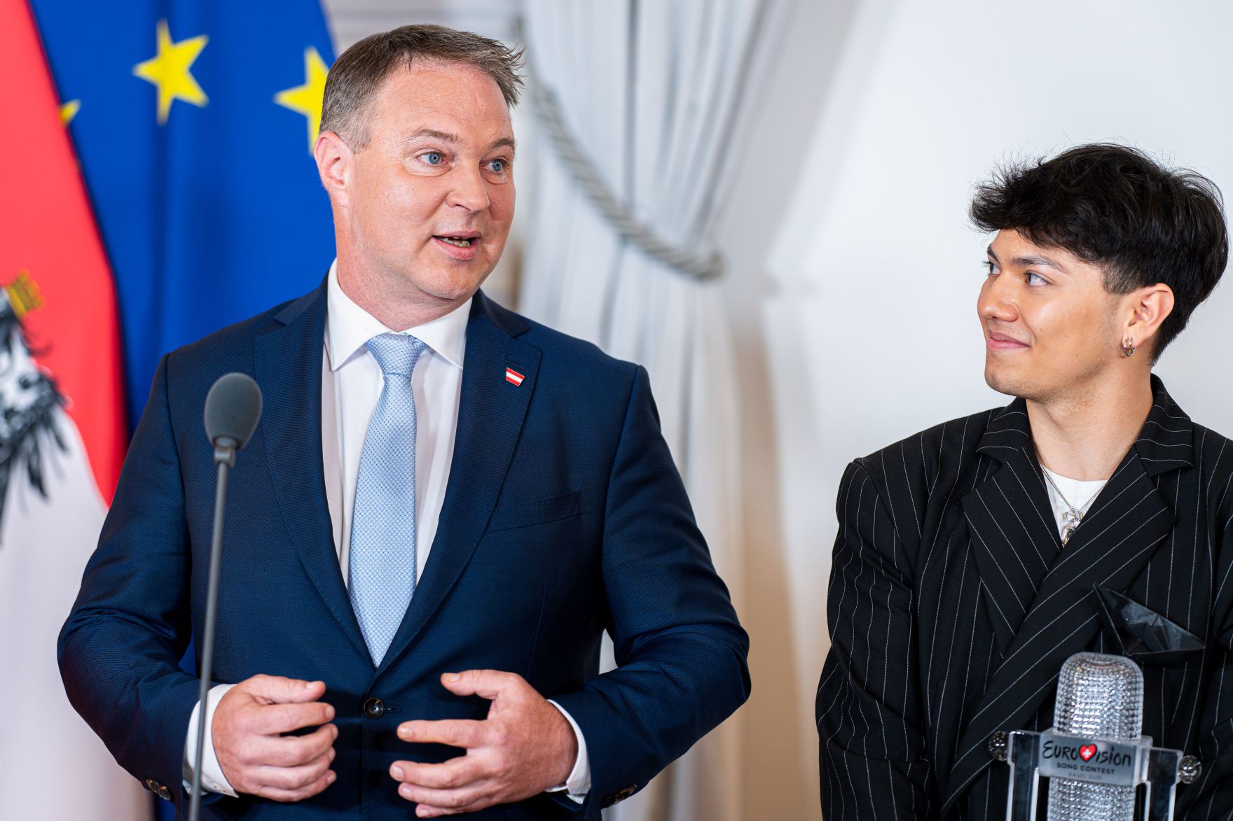 Am 19. Mai 2025 empfing Bundeskanzler Christian Stocker gemeinsam mit Vizekanzler Andreas Babler (l.), Bundesministerin Beate Meinl-Reisinger und Staatssekret&auml;rin Elisabeth Zehetner den Eurovision Song Contest-Sieger JJ (r.) im Bundeskanzleramt.