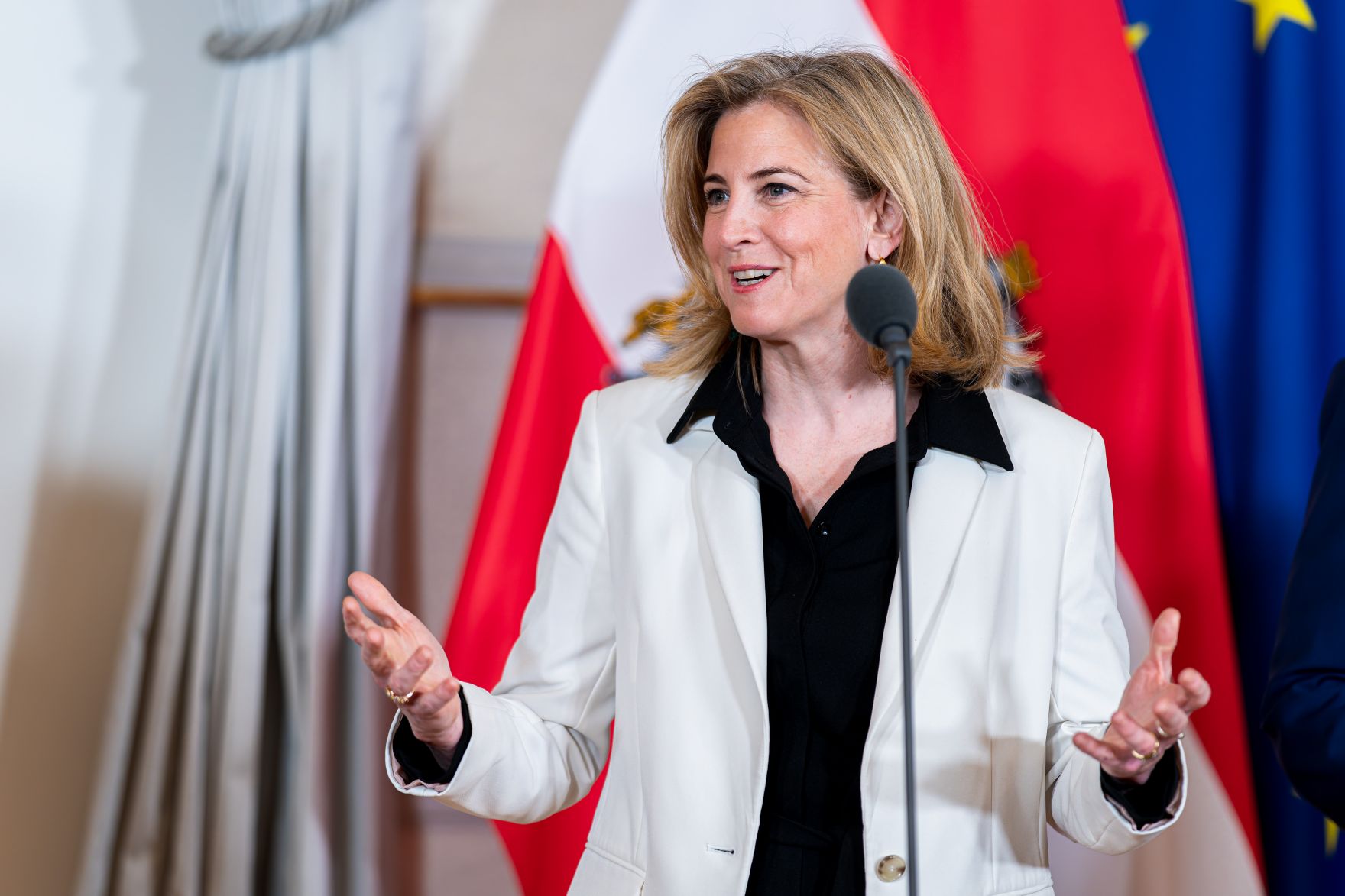 Am 19. Mai 2025 empfing Bundeskanzler Christian Stocker gemeinsam mit Vizekanzler Andreas Babler, Bundesministerin Beate Meinl-Reisinger (im Bild) und Staatssekret&auml;rin Elisabeth Zehetner (l.) den Eurovision Song Contest-Sieger JJ im Bundeskanzleramt.