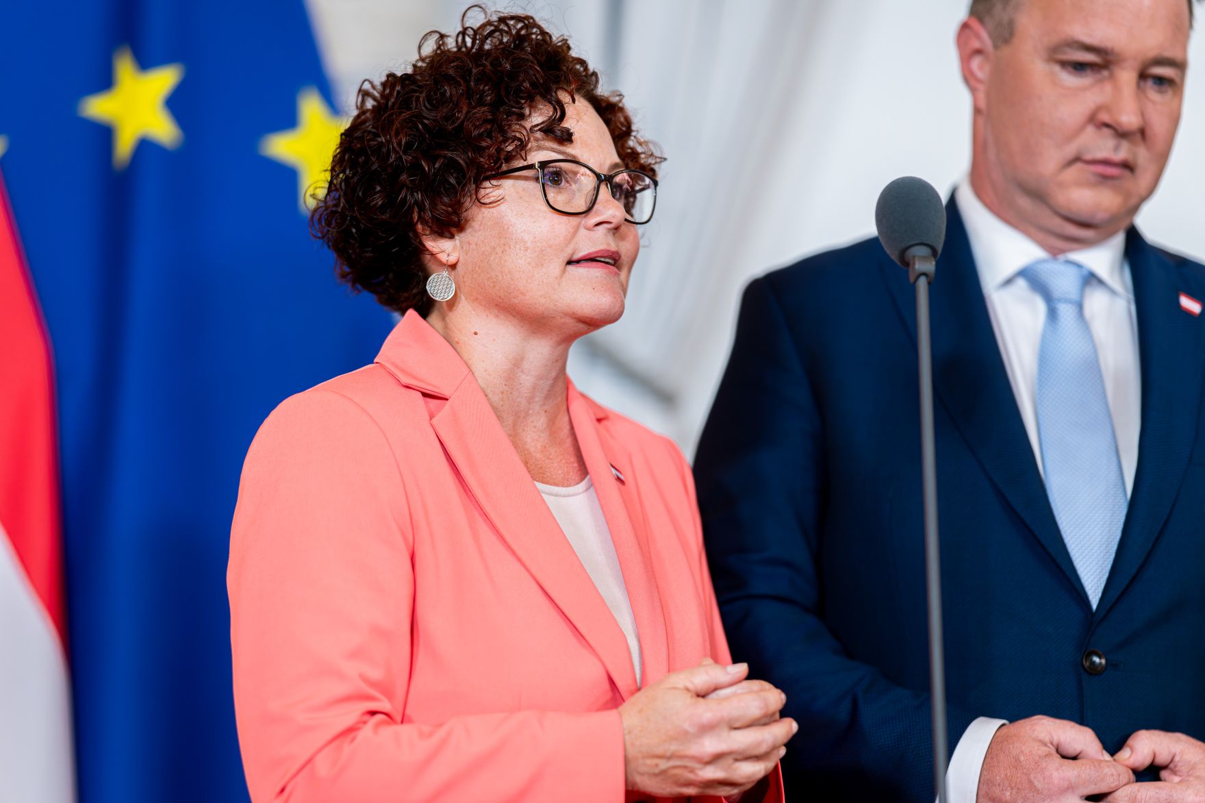 Am 19. Mai 2025 empfing Bundeskanzler Christian Stocker gemeinsam mit Vizekanzler Andreas Babler, Bundesministerin Beate Meinl-Reisinger und Staatssekret&auml;rin Elisabeth Zehetner (im Bild) den Eurovision Song Contest-Sieger JJ im Bundeskanzleramt.